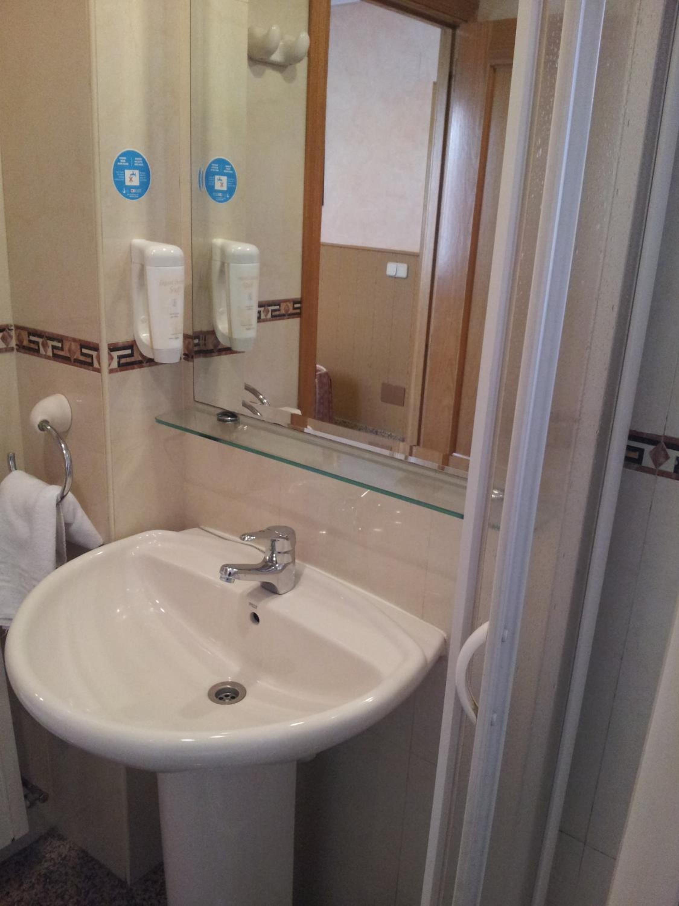 Twin Room - Photo 10