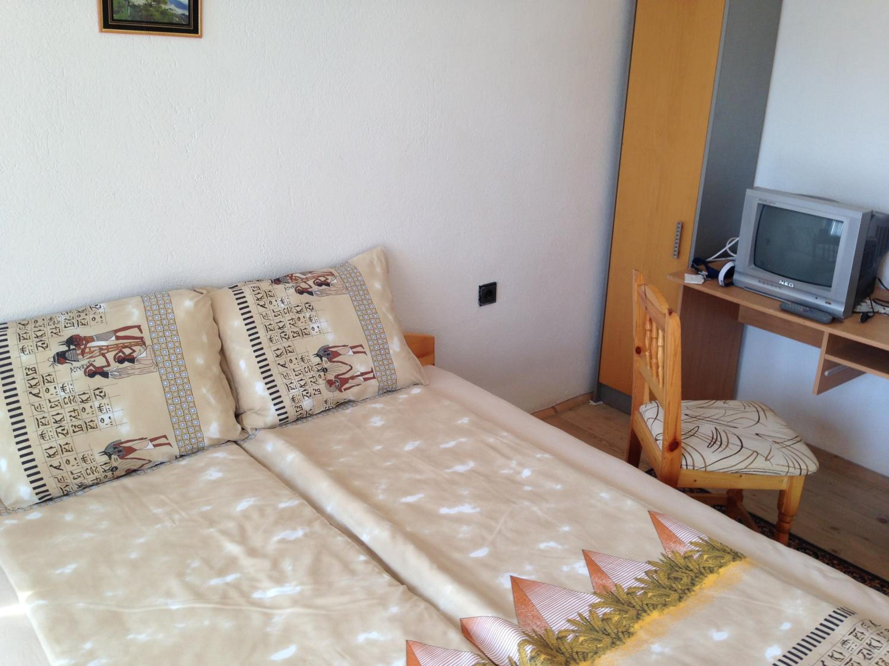 Double Room with Shared Bathroom photo 3