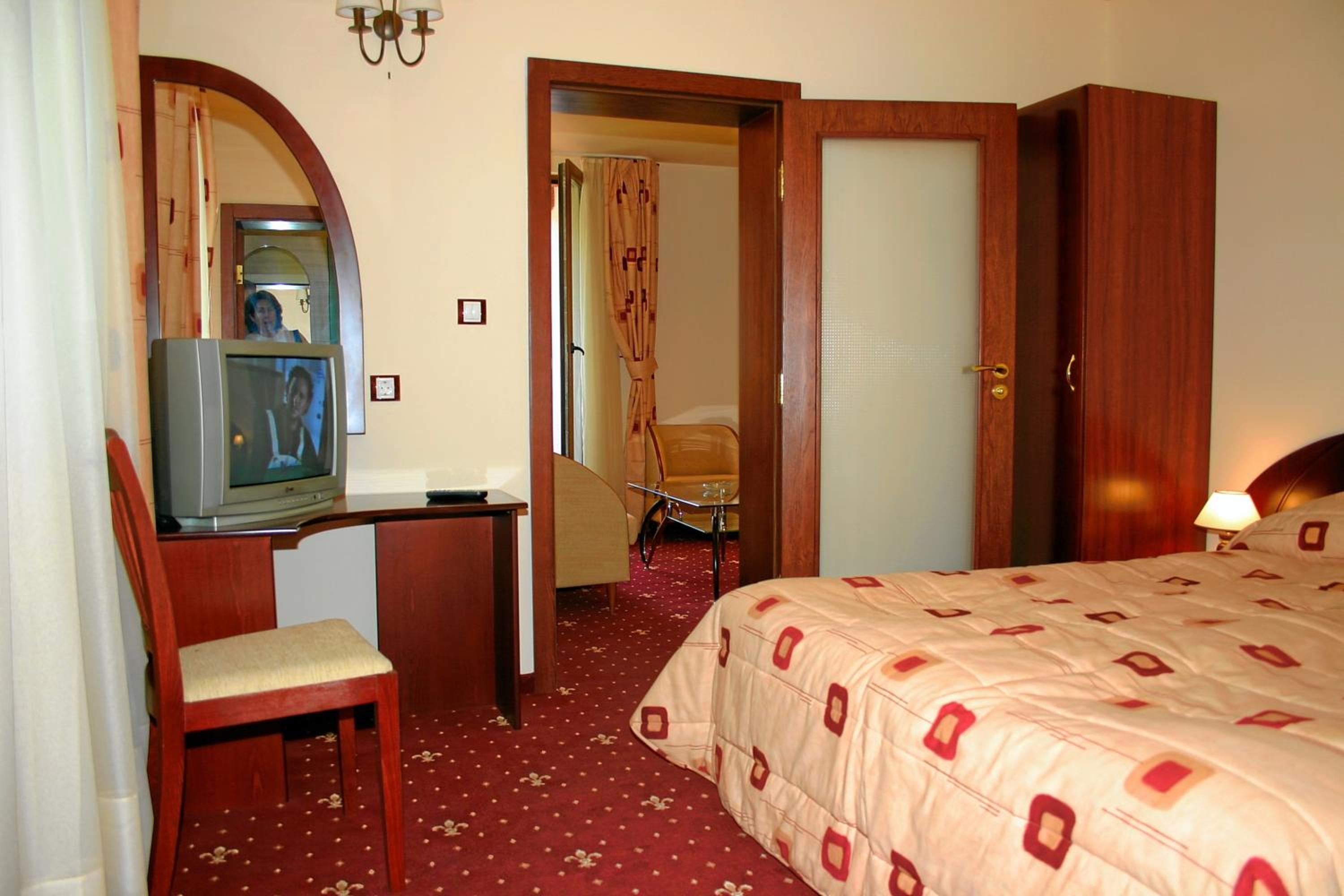 Family Suite (2 Adults) - Photo 2