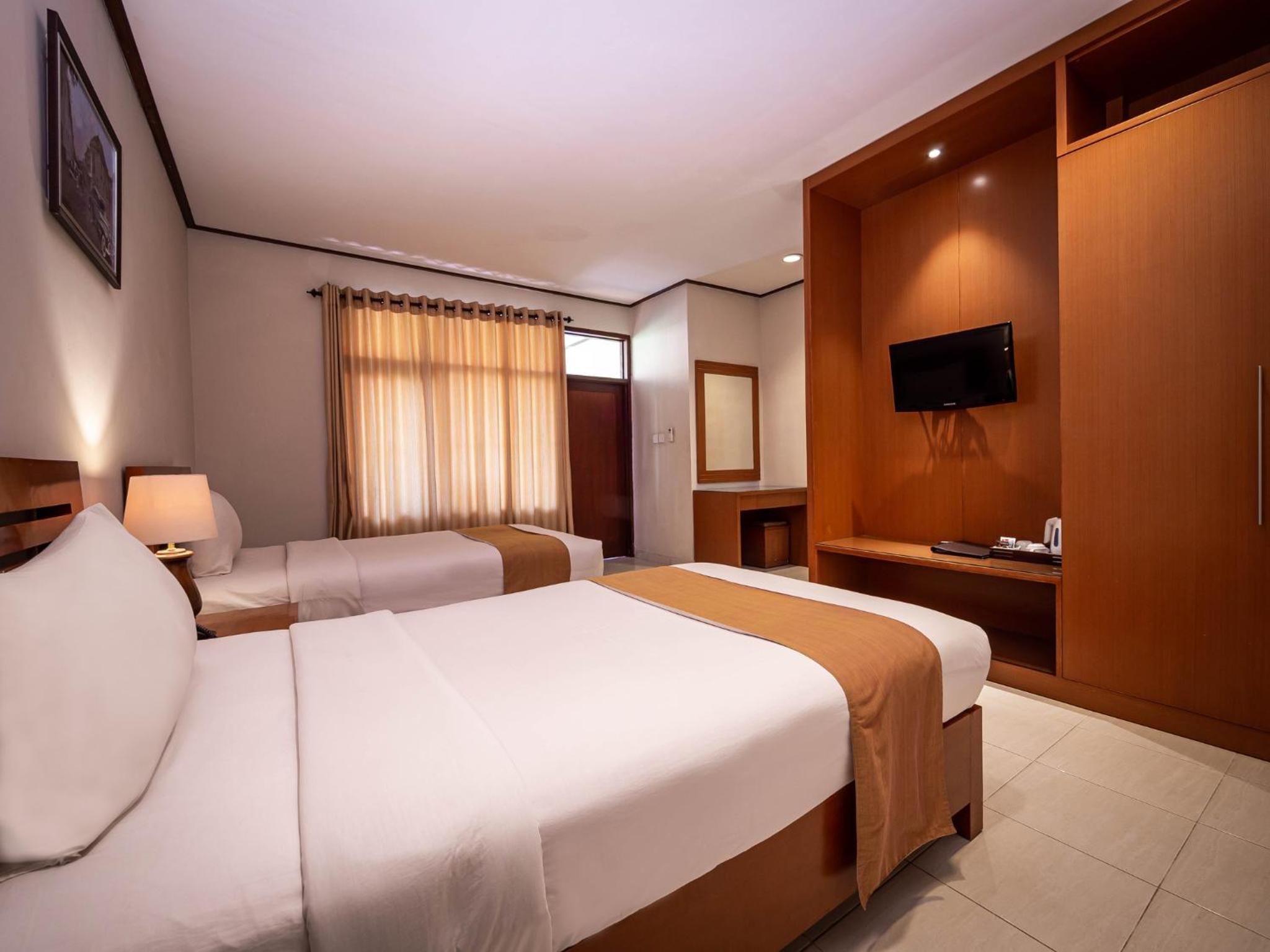 Deluxe Double or Twin Room with Pool View - Photo 4