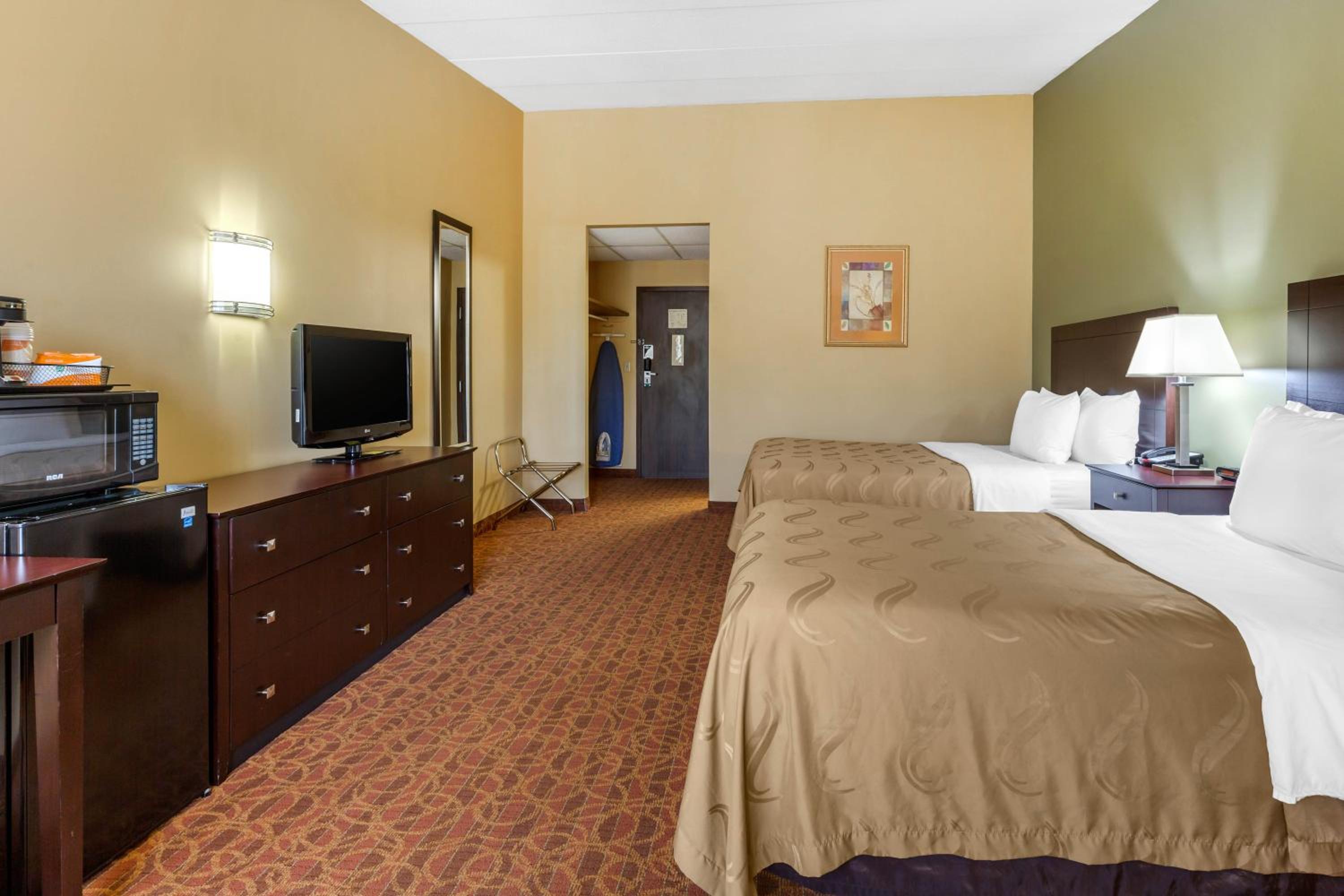 Double Room with Two Double Beds - Accessible/Non-Smoking - Photo 2