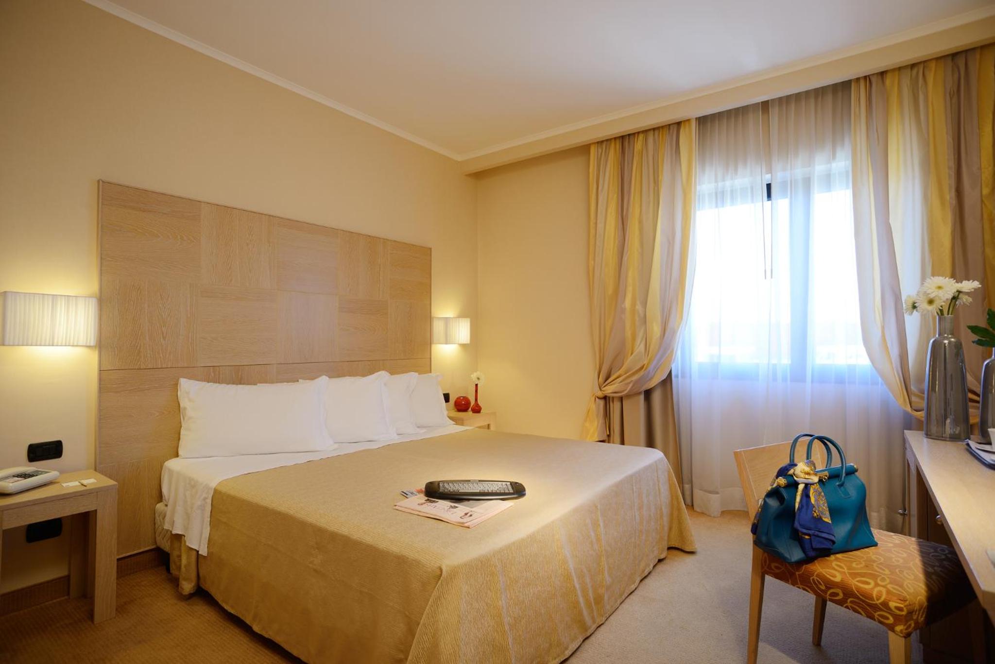 Standard Queen Room - Photo 10