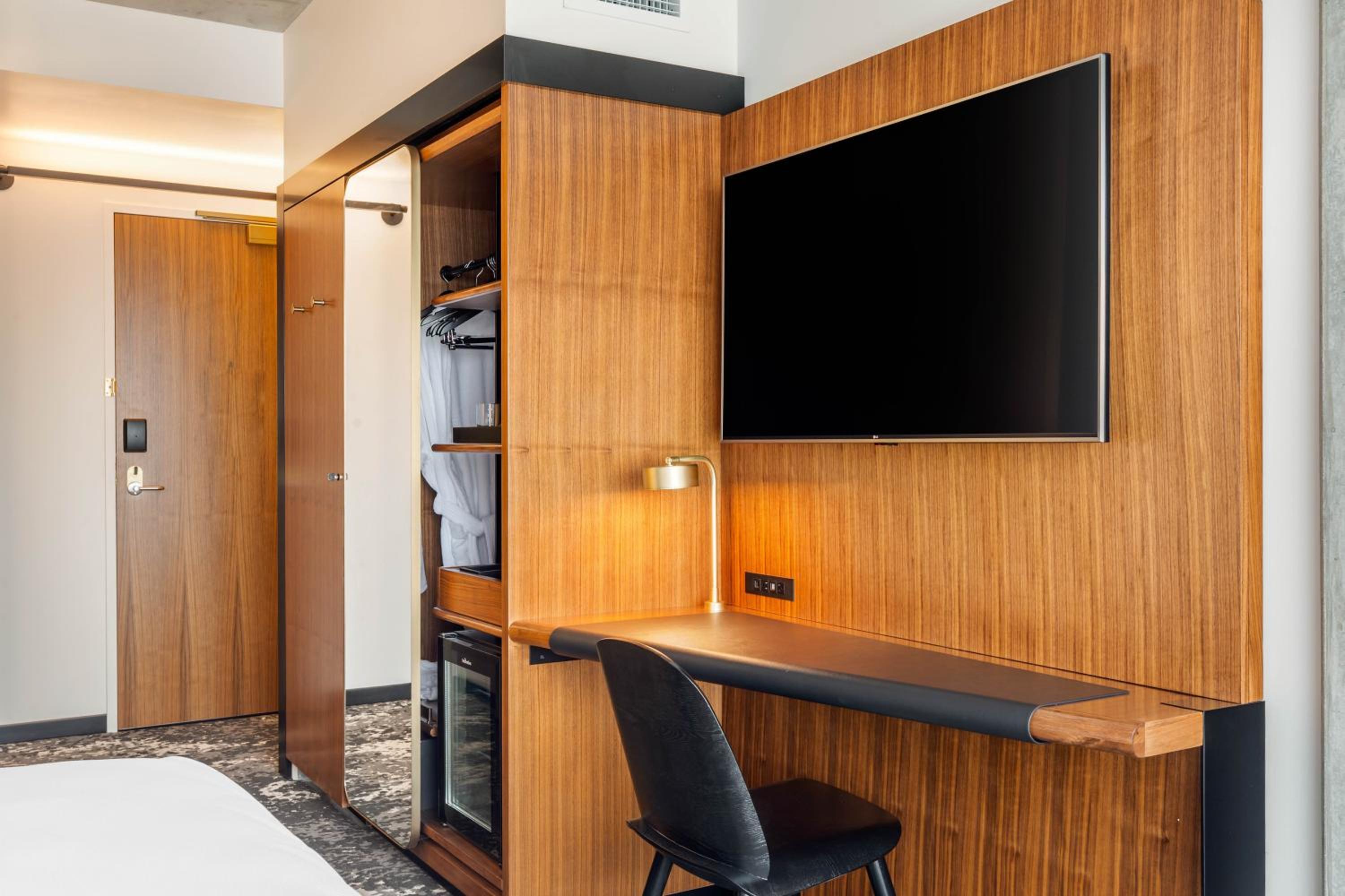King Room - Non-Smoking - Photo 12