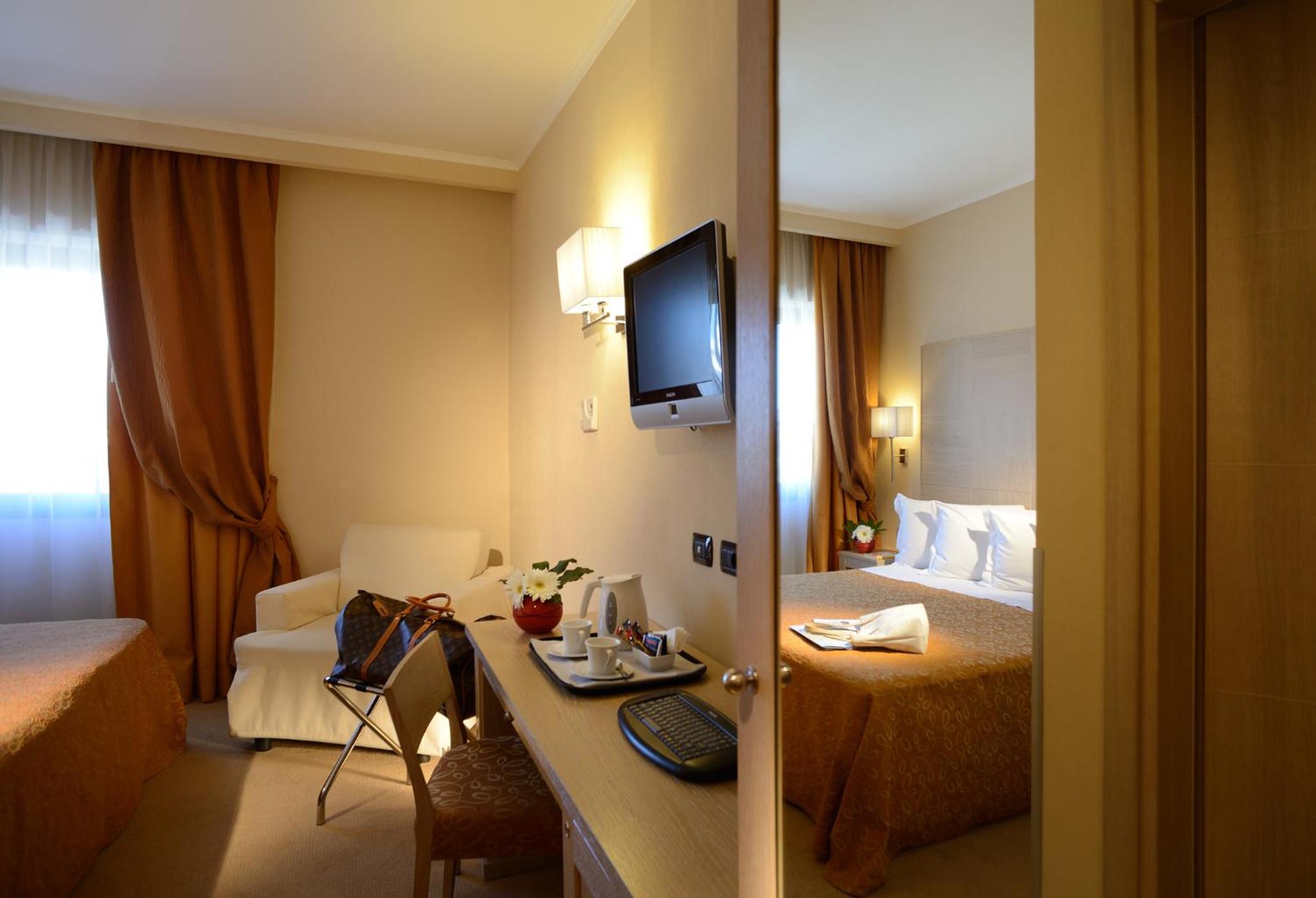 Standard Queen Room - Photo 9