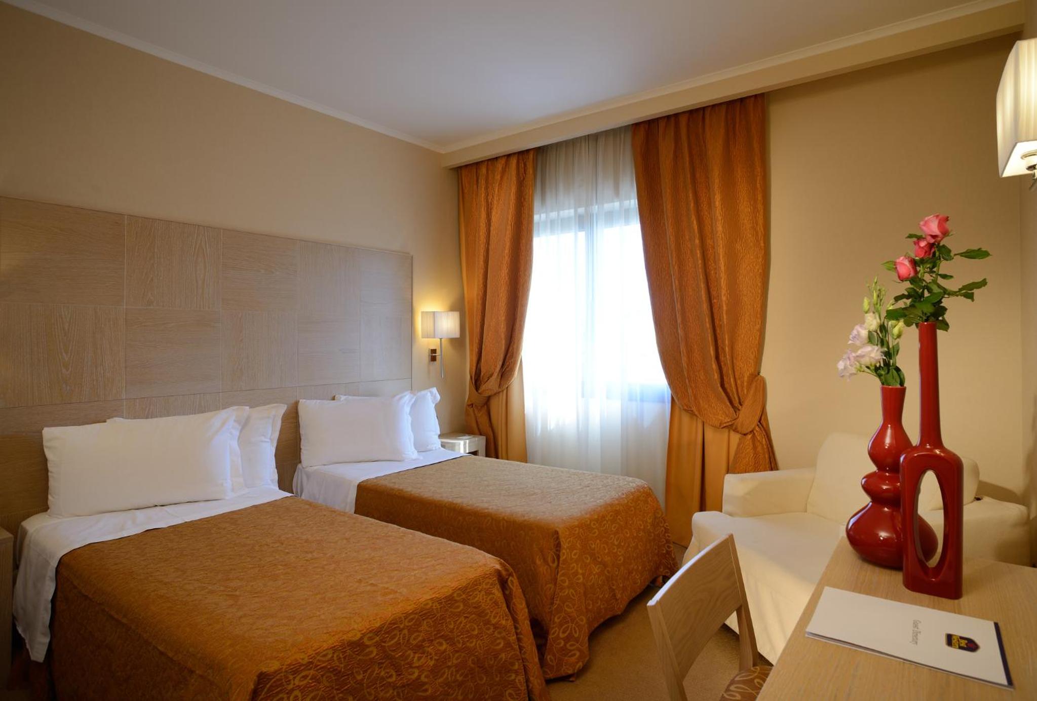 Standard Twin Room - Photo 4
