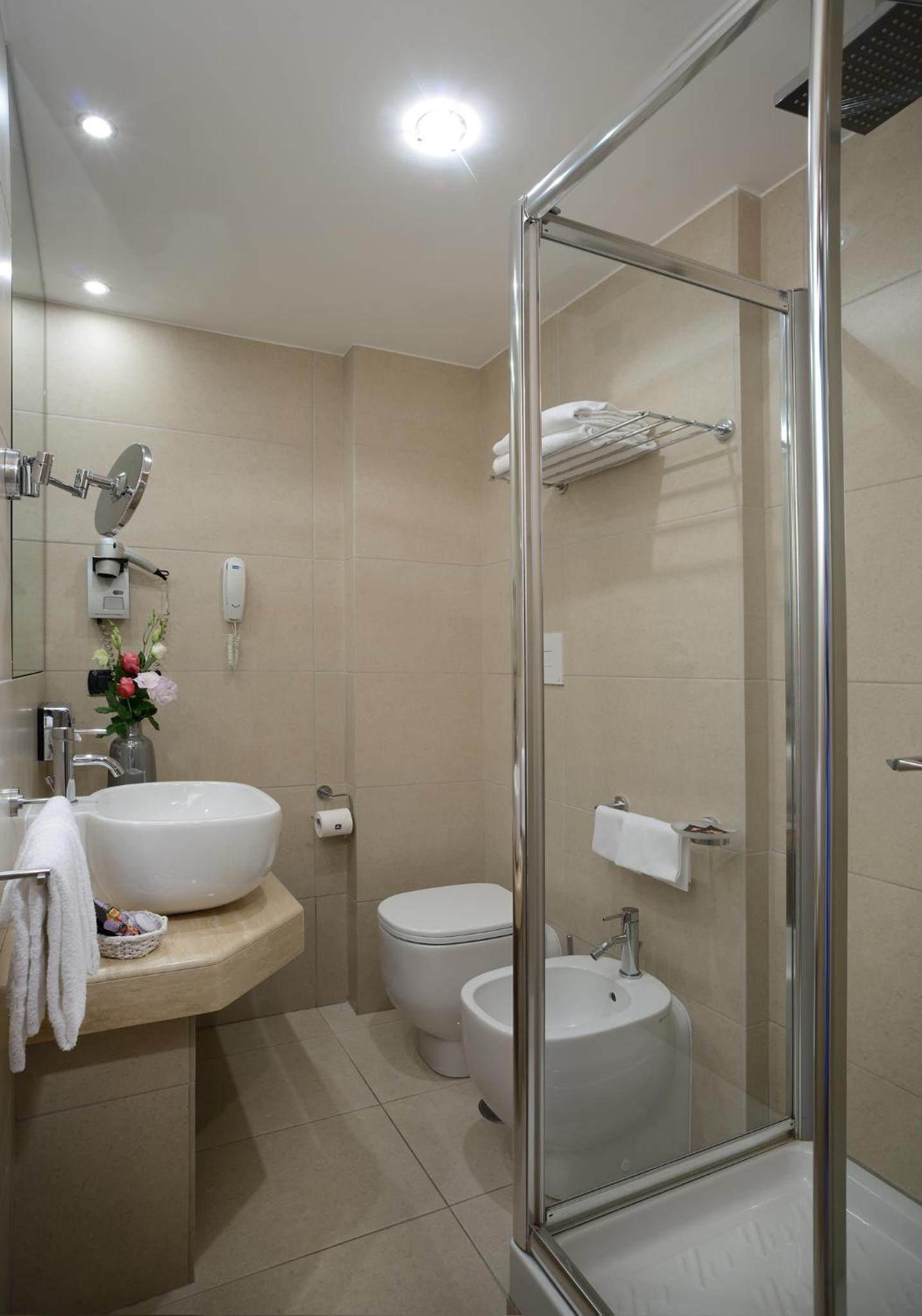 Standard Twin Room - Photo 6