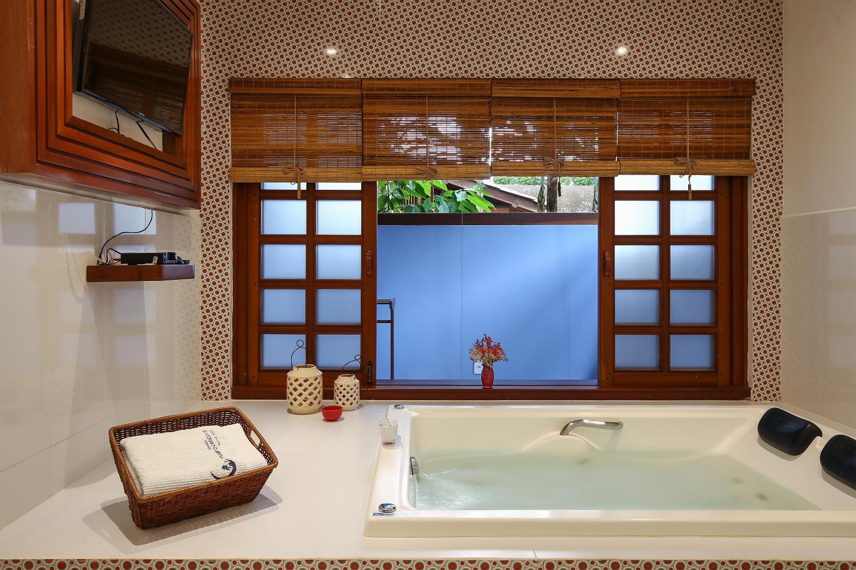 Queen Suite with Spa Bath
