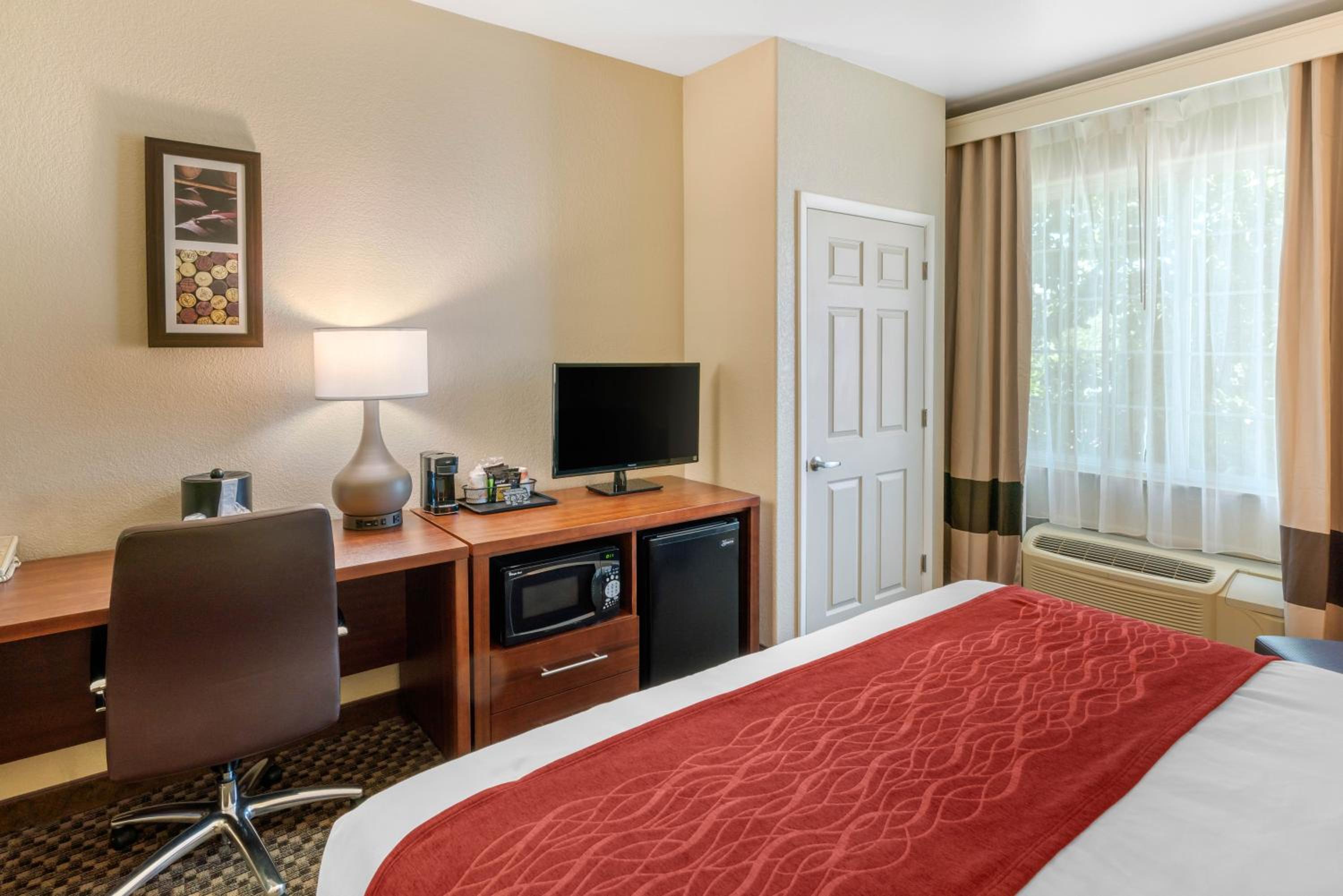 King Room - Non-Smoking - Photo 2