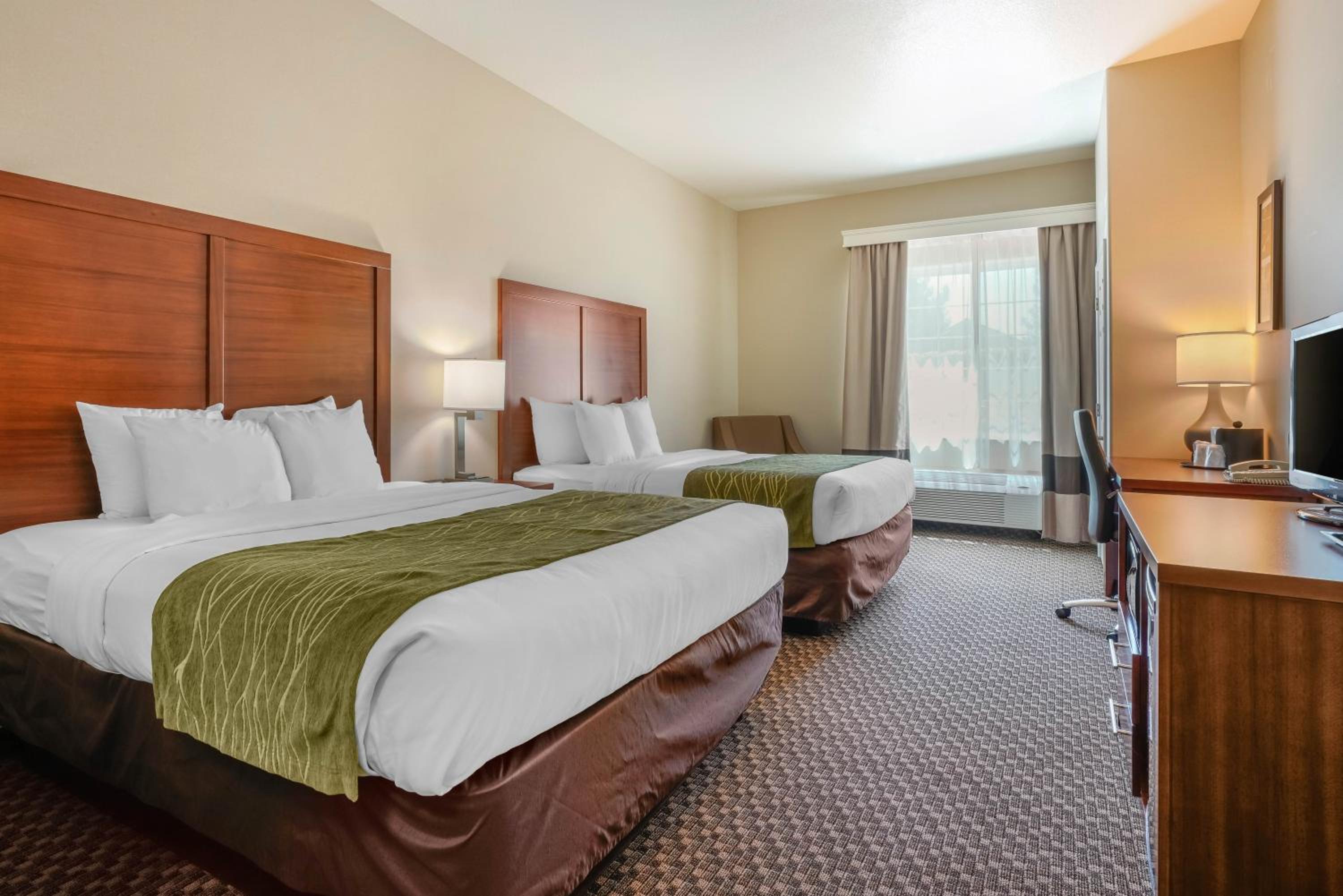 Queen Room with Two Queen Beds - Non-Smoking - Photo 2