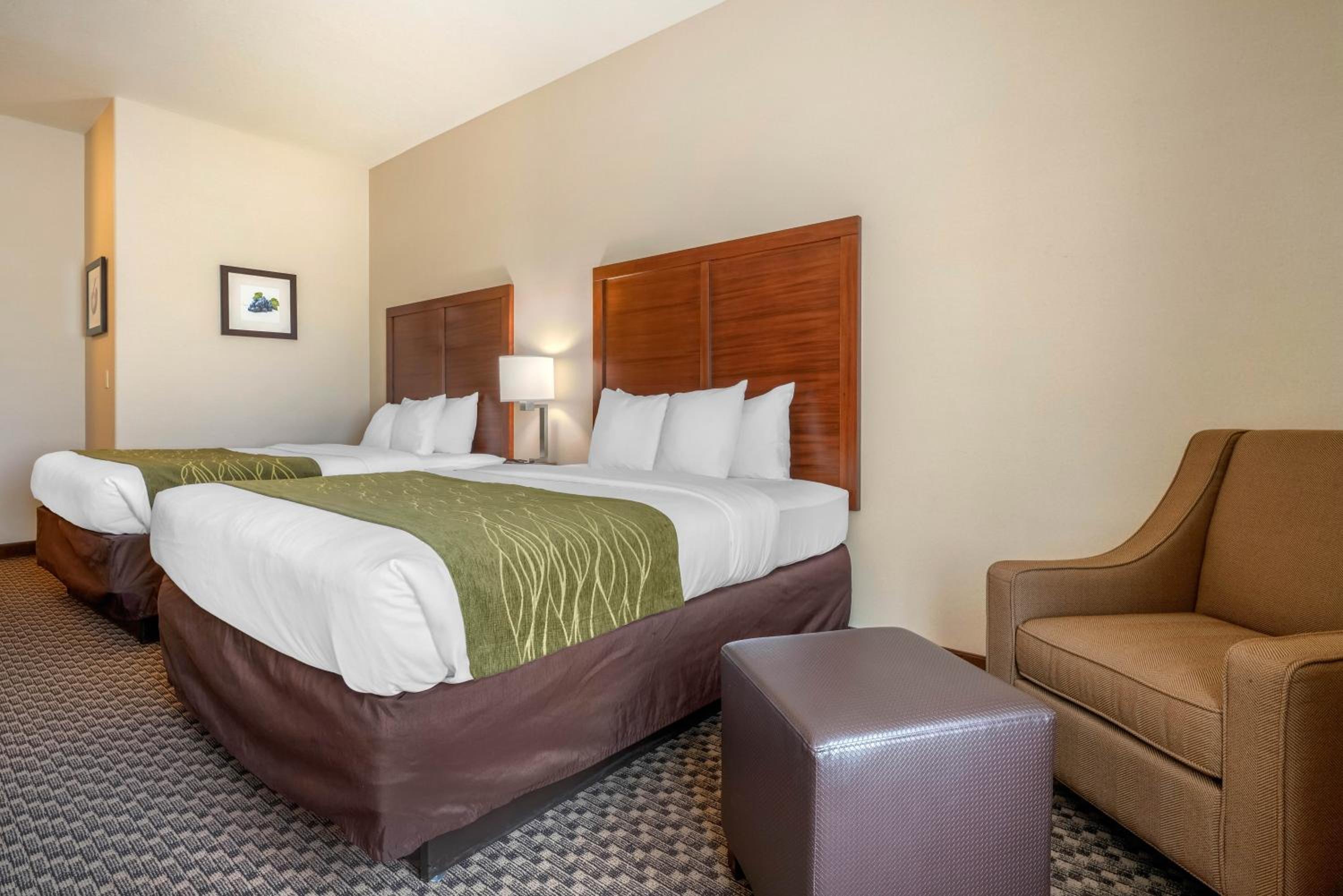 Queen Room with Two Queen Beds - Non-Smoking - Photo 4