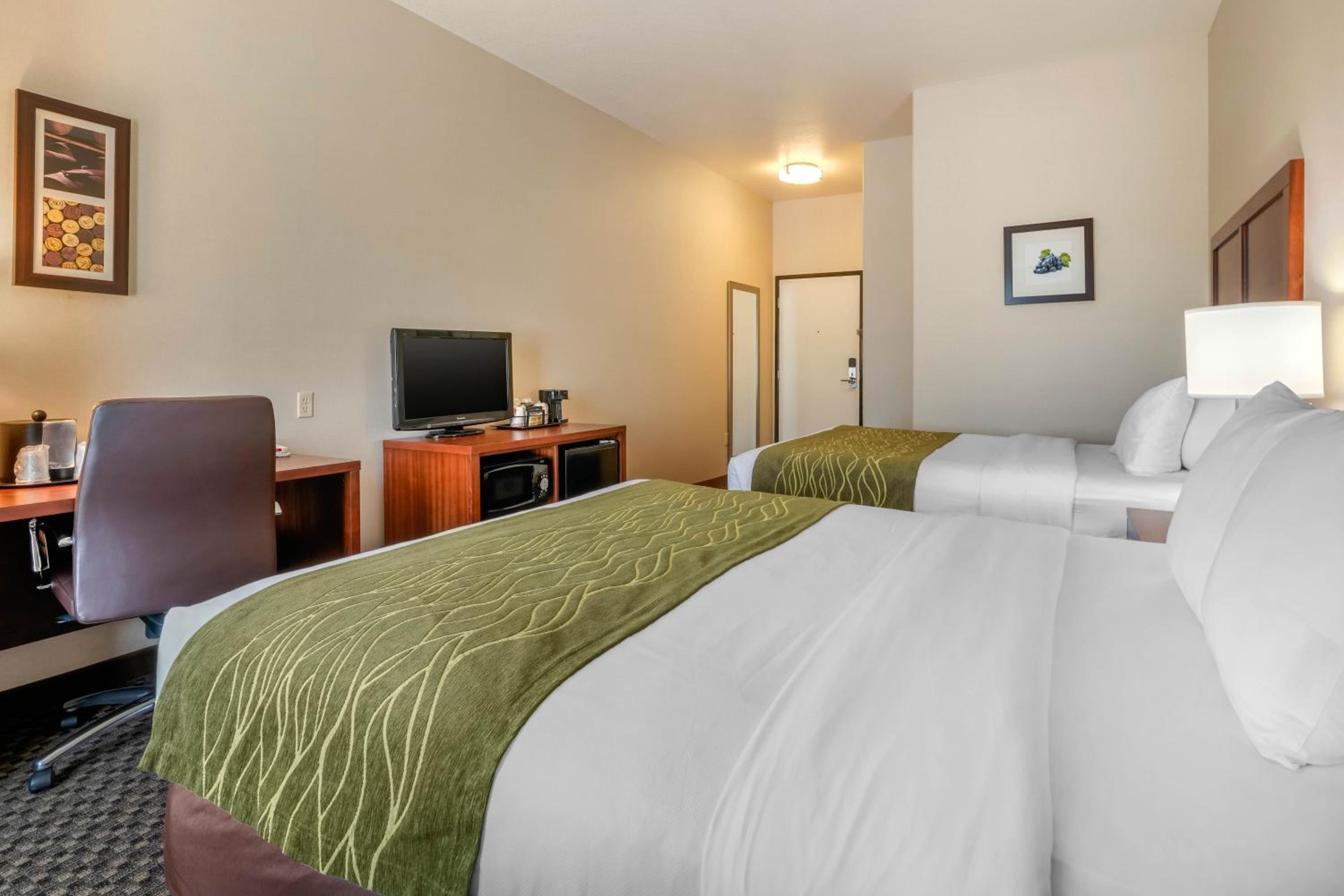 Queen Room with Two Queen Beds - Non-Smoking - Photo 1