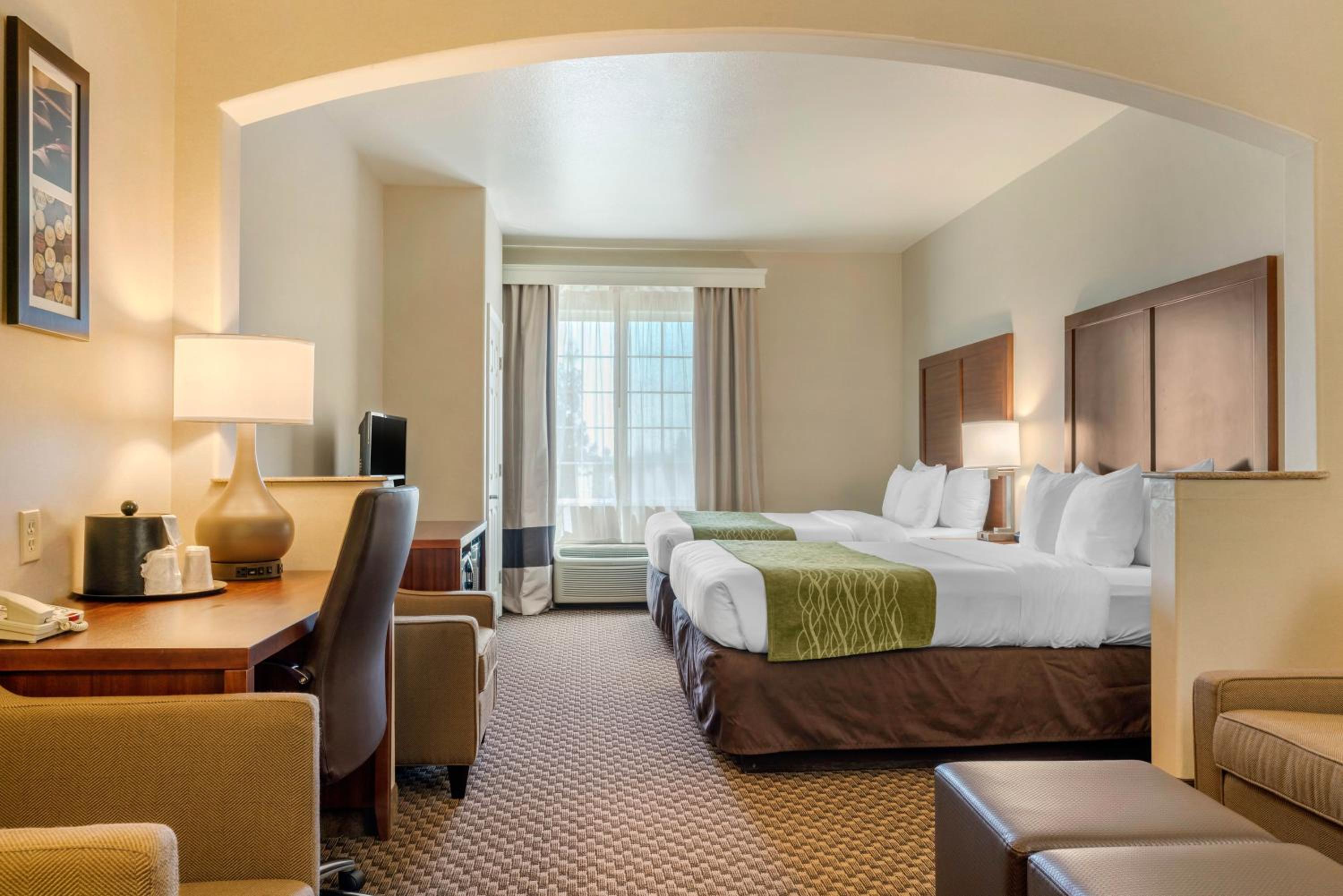 Queen Suite with Two Queen Beds - Non-Smoking - Photo 4
