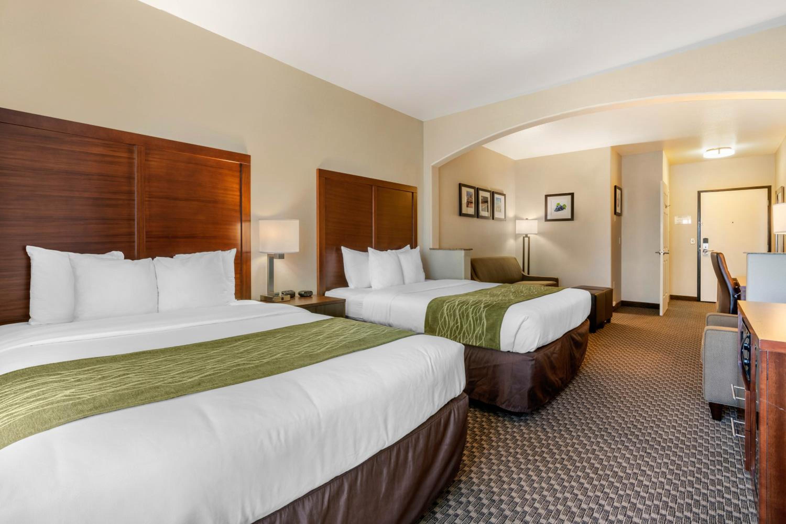 Queen Suite with Two Queen Beds - Non-Smoking - Photo 2