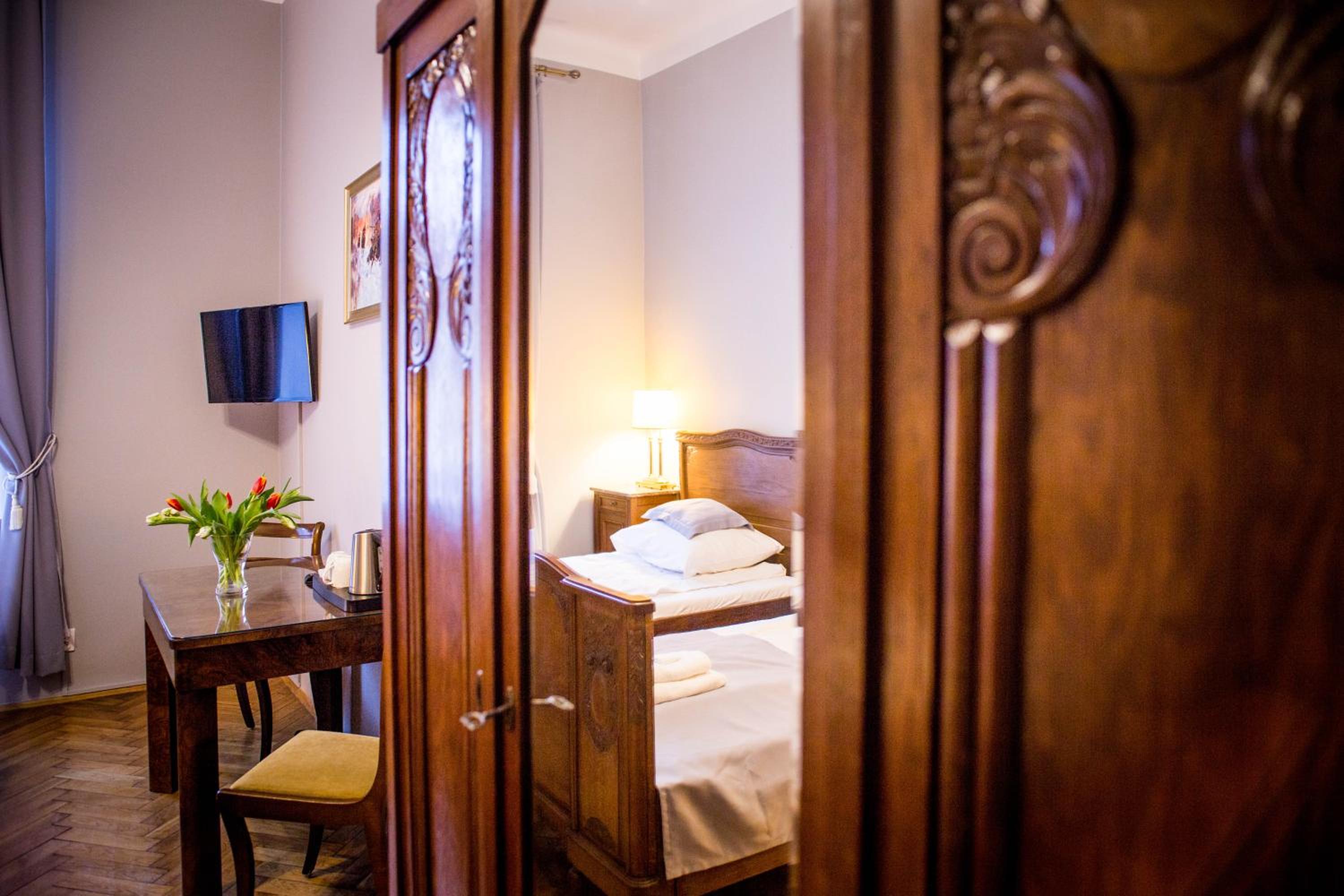 Twin Room - Photo 8