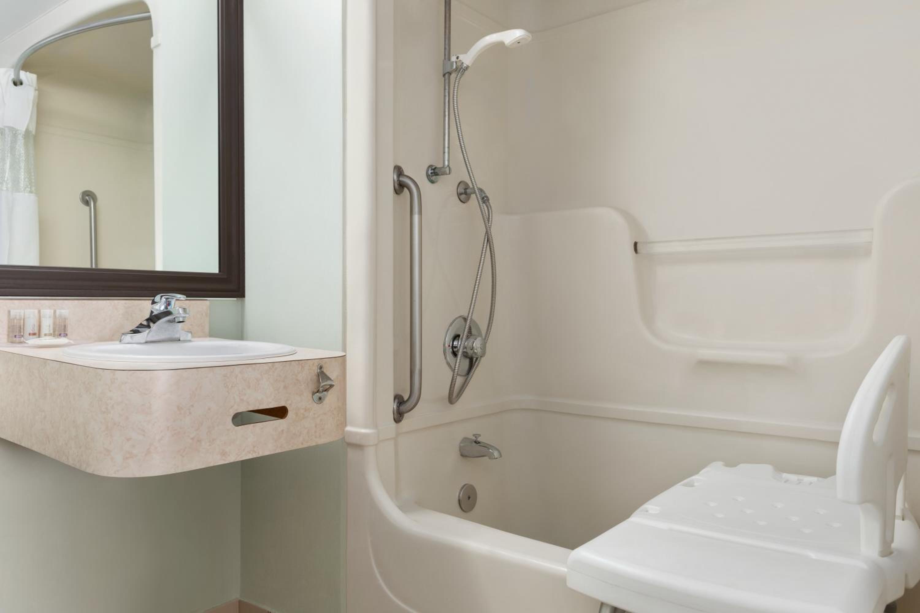 Queen Room - Disability Access - Non-Smoking photo 2
