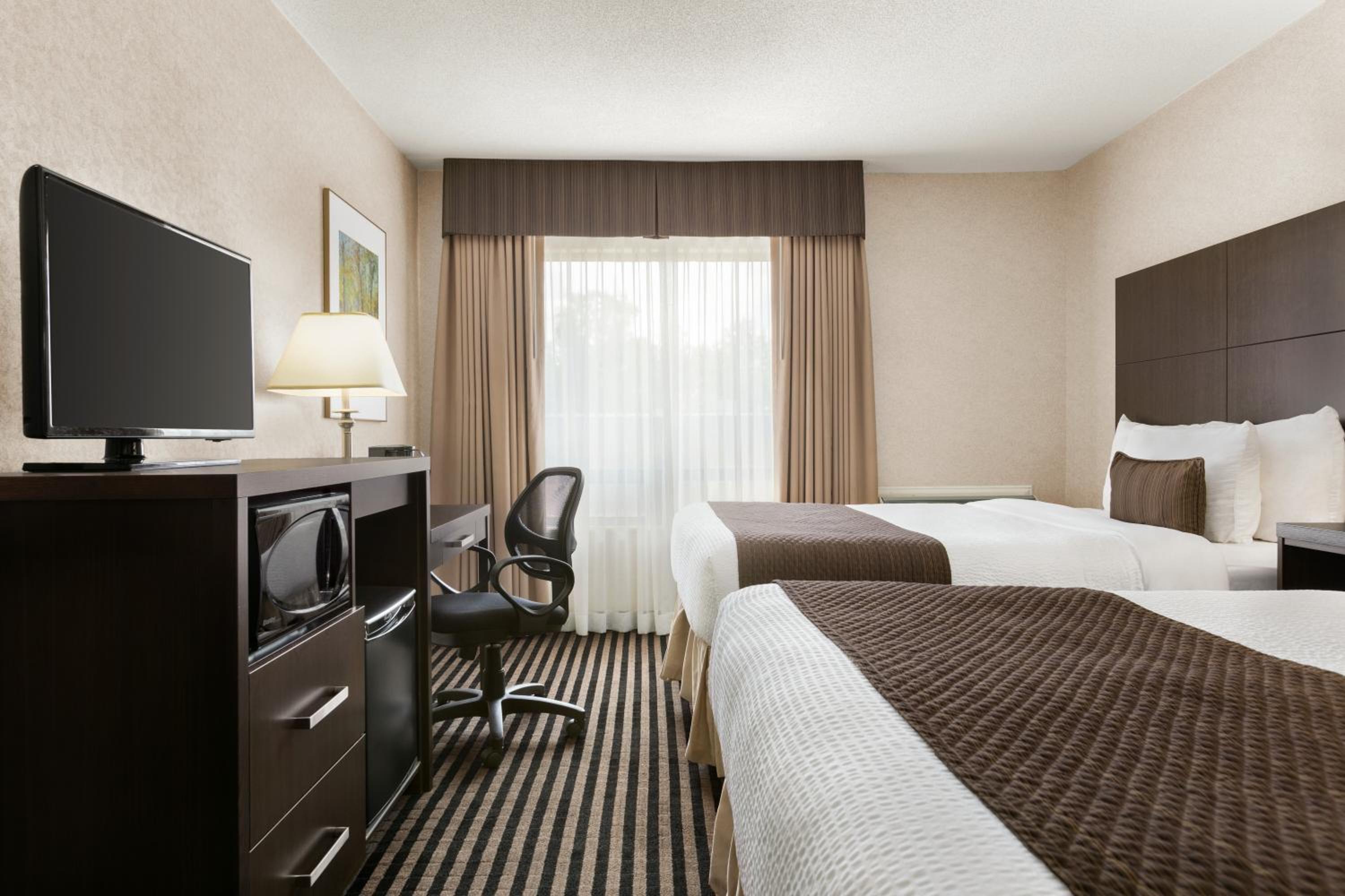 Queen Room with Two Queen Beds - Non Smoking - Upper Floor  photo 1