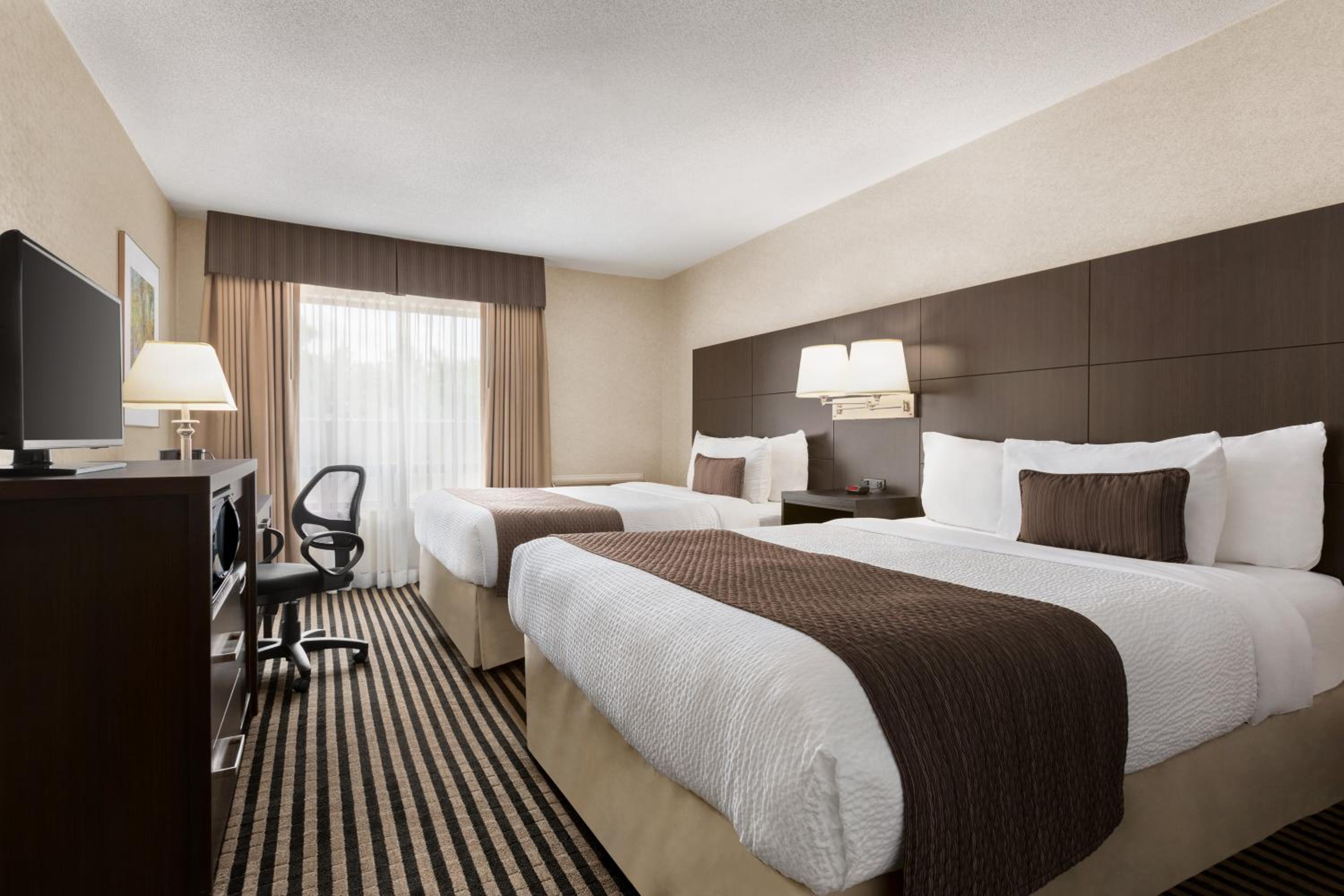 Queen Room with Two Queen Beds - Non Smoking - Upper Floor  photo 2