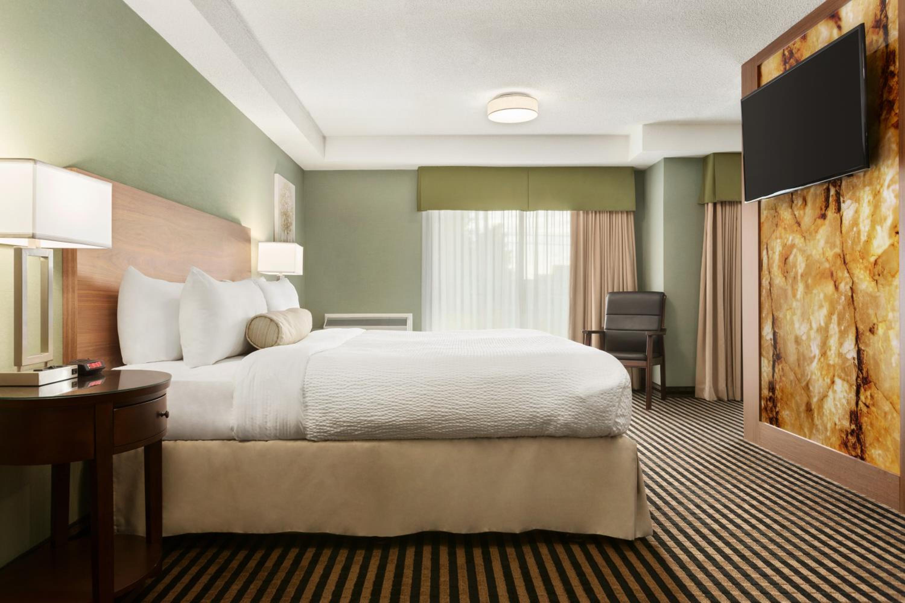 King Suite - Non-Smoking photo 1