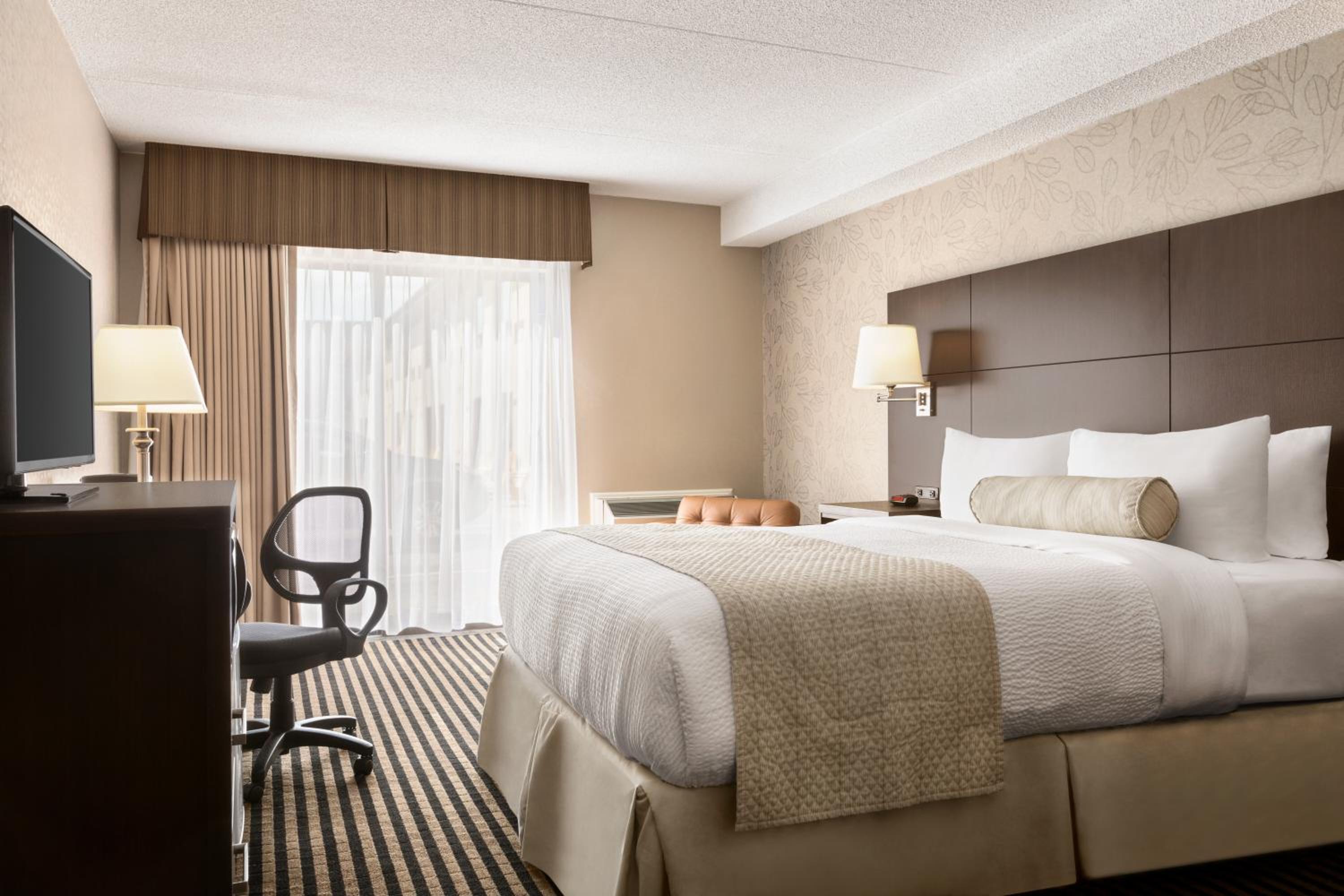 Deluxe King Room - Non-Smoking photo 3