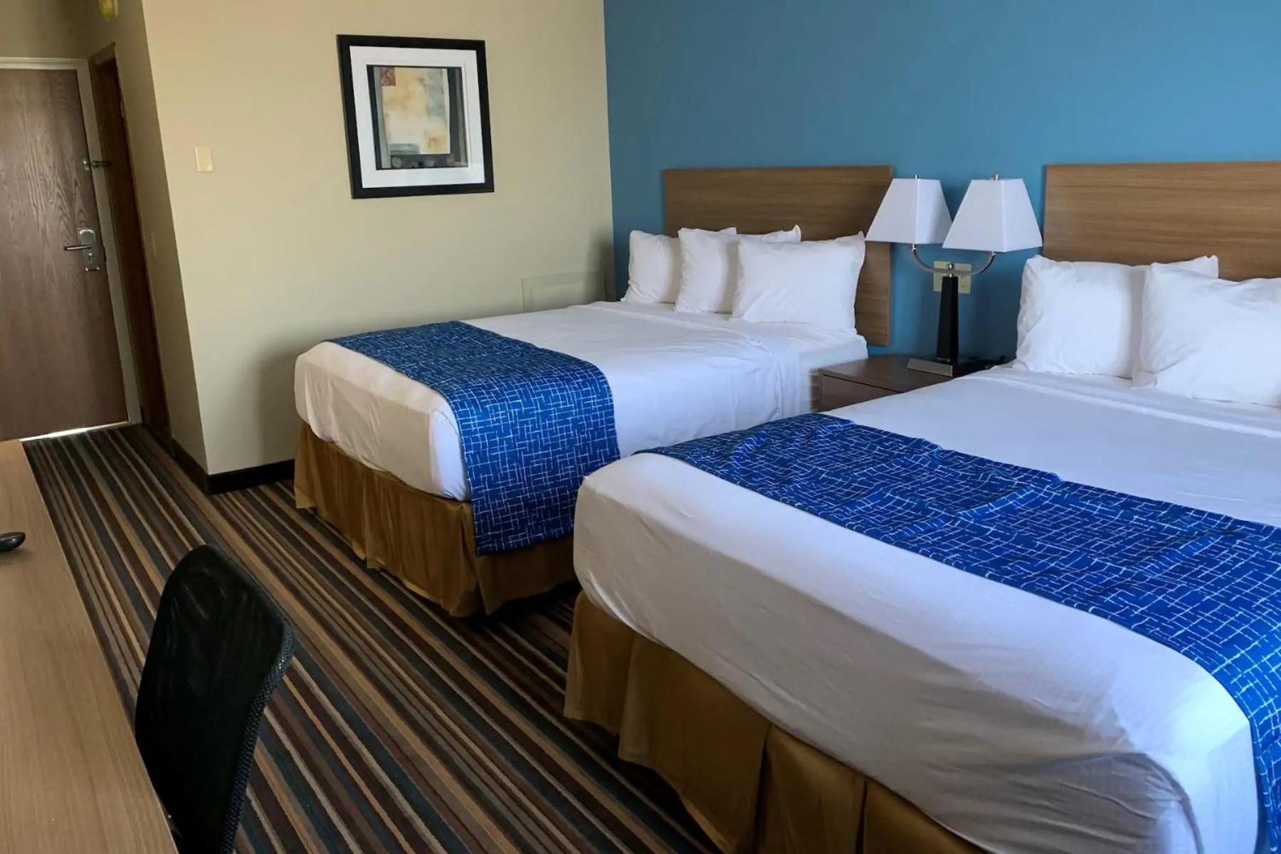 Queen Room with Two Queen Beds - Non-Smoking - Photo 1