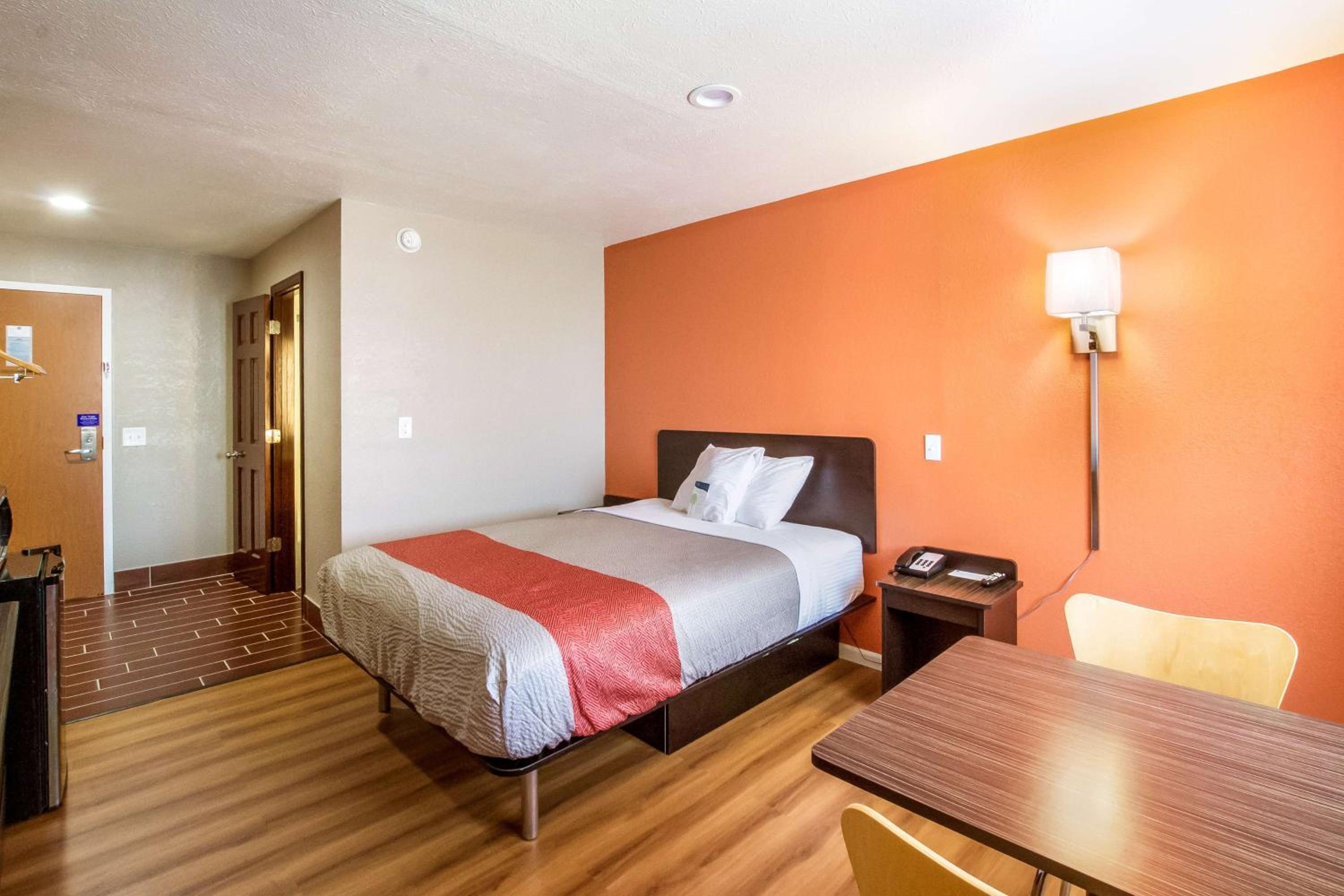 Deluxe Queen Room - Non-Smoking - Photo 4