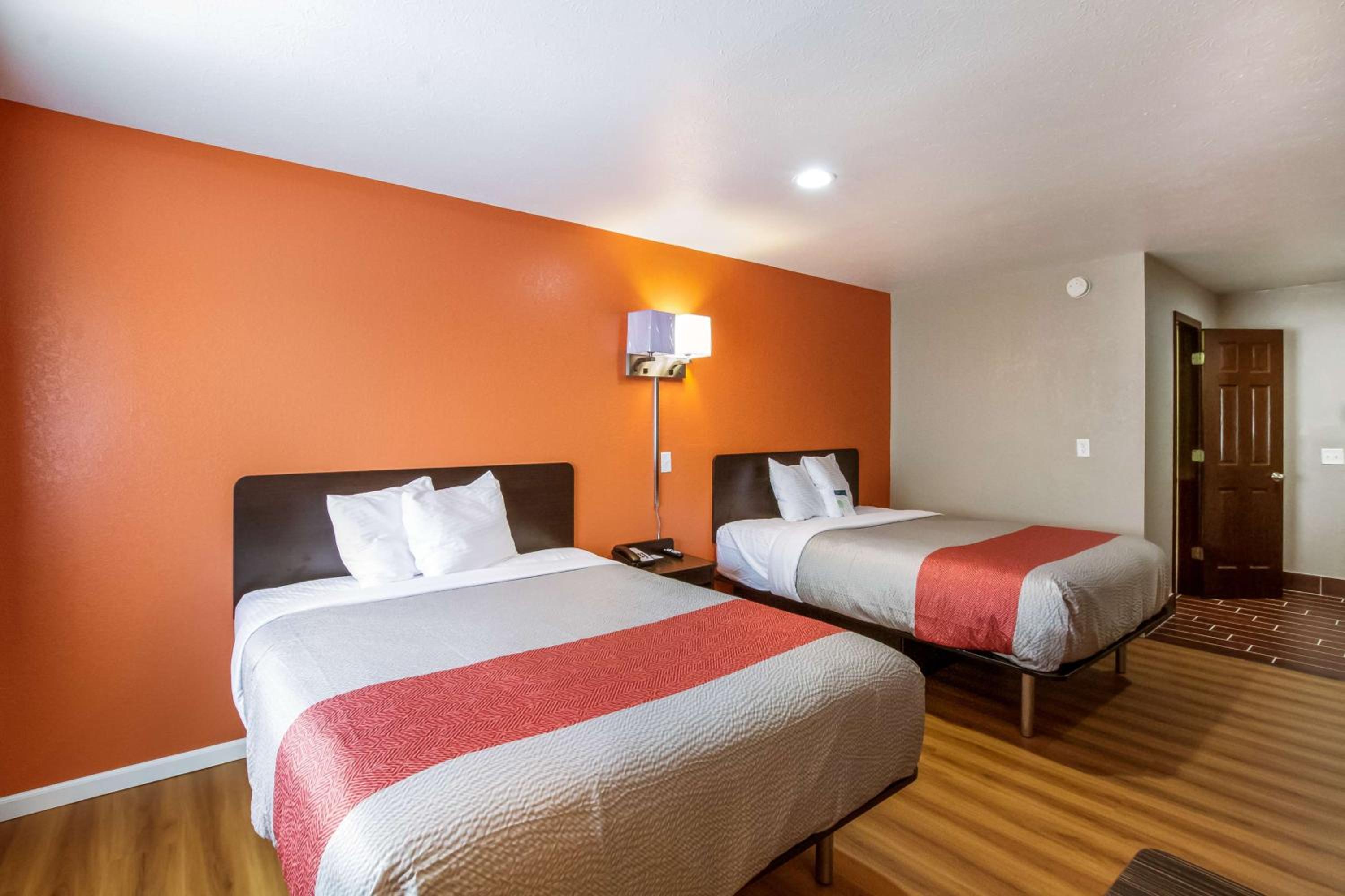Deluxe Queen Room with Two Queen Beds - Non-Smoking - Photo 5
