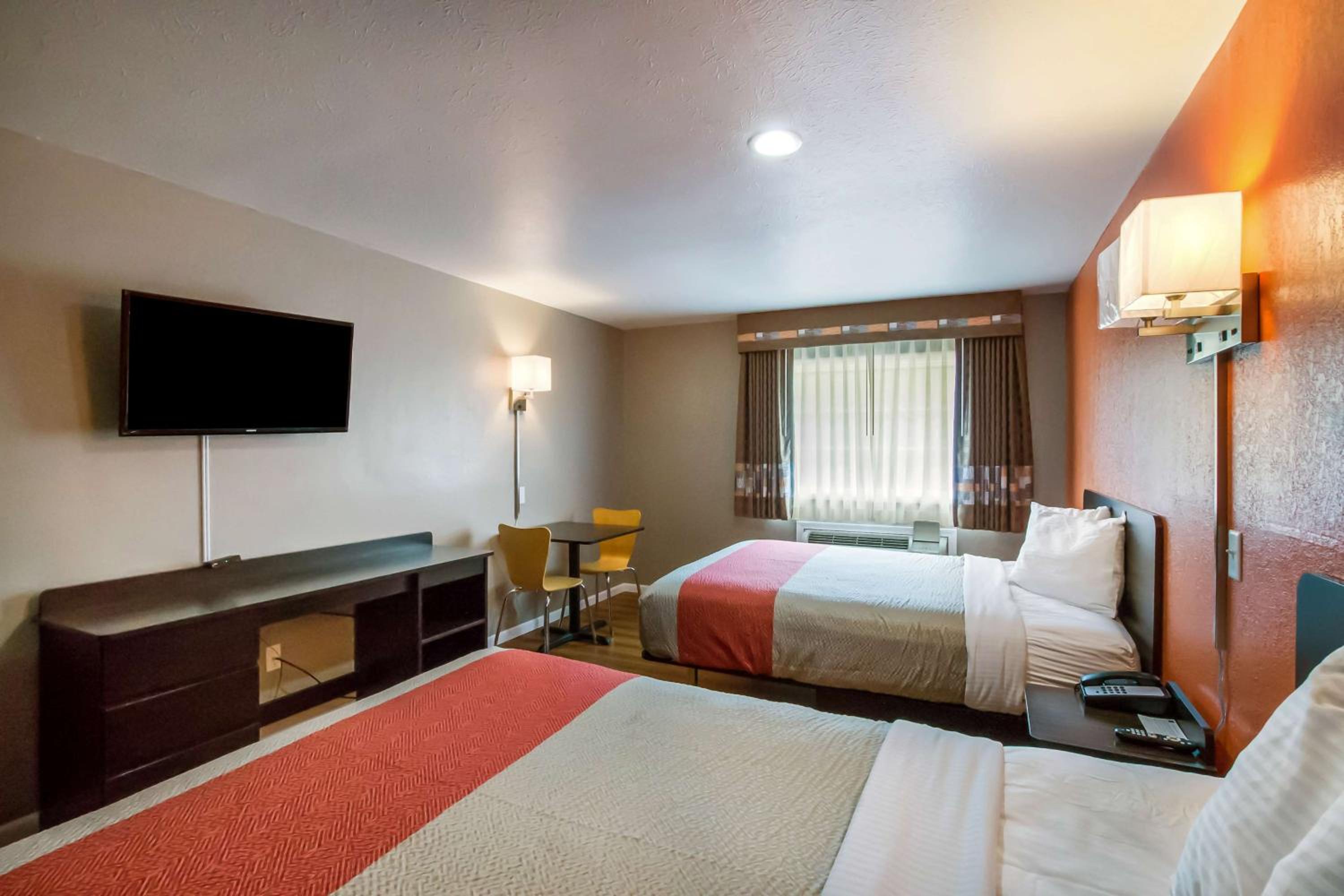 Deluxe Queen Room with Two Queen Beds - Non-Smoking - Photo 4