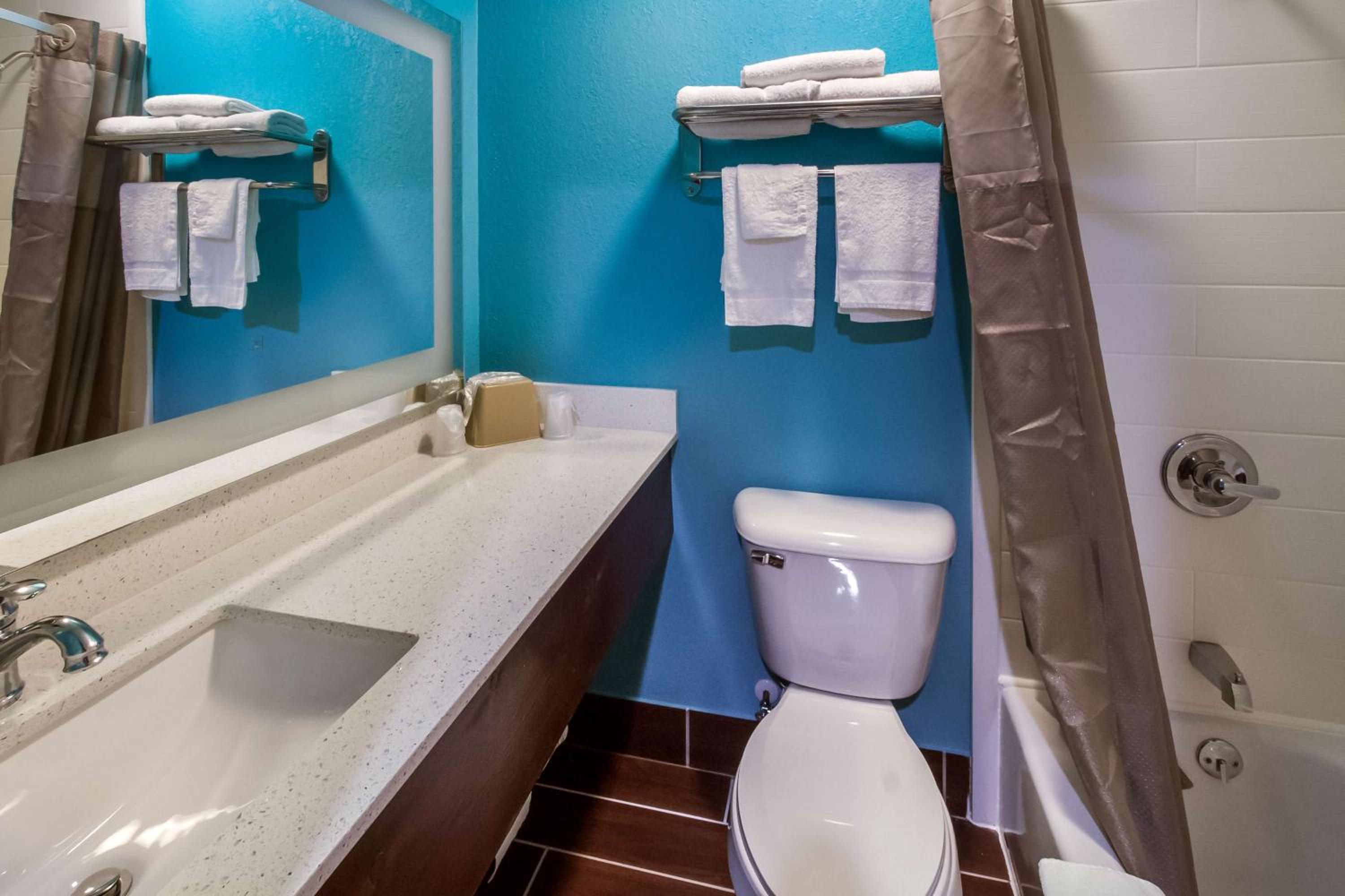 Deluxe Queen Room - Non-Smoking - Photo 2