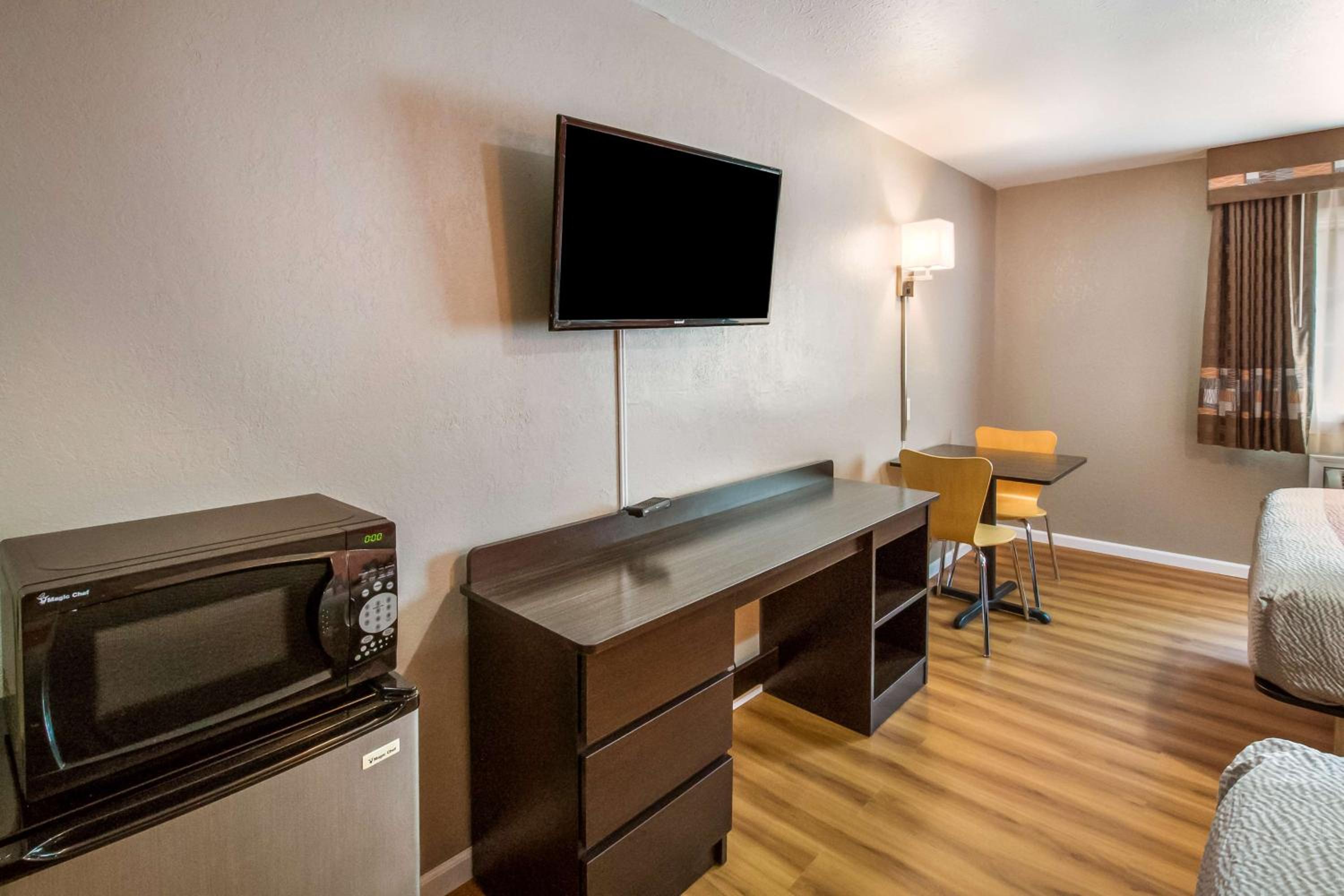Deluxe Queen Room - Non-Smoking - Photo 3