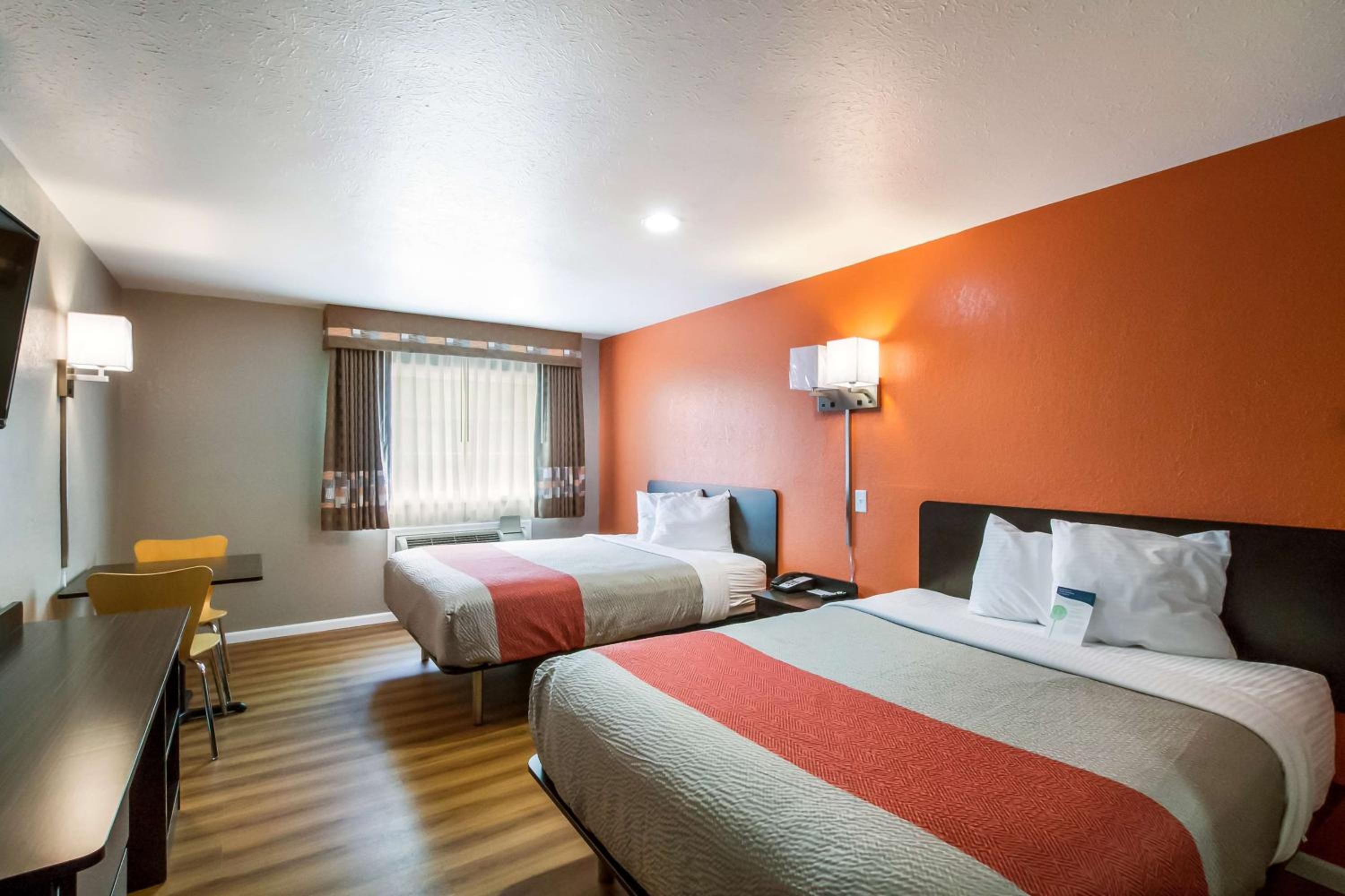 Deluxe Queen Room with Two Queen Beds - Non-Smoking - Photo 3