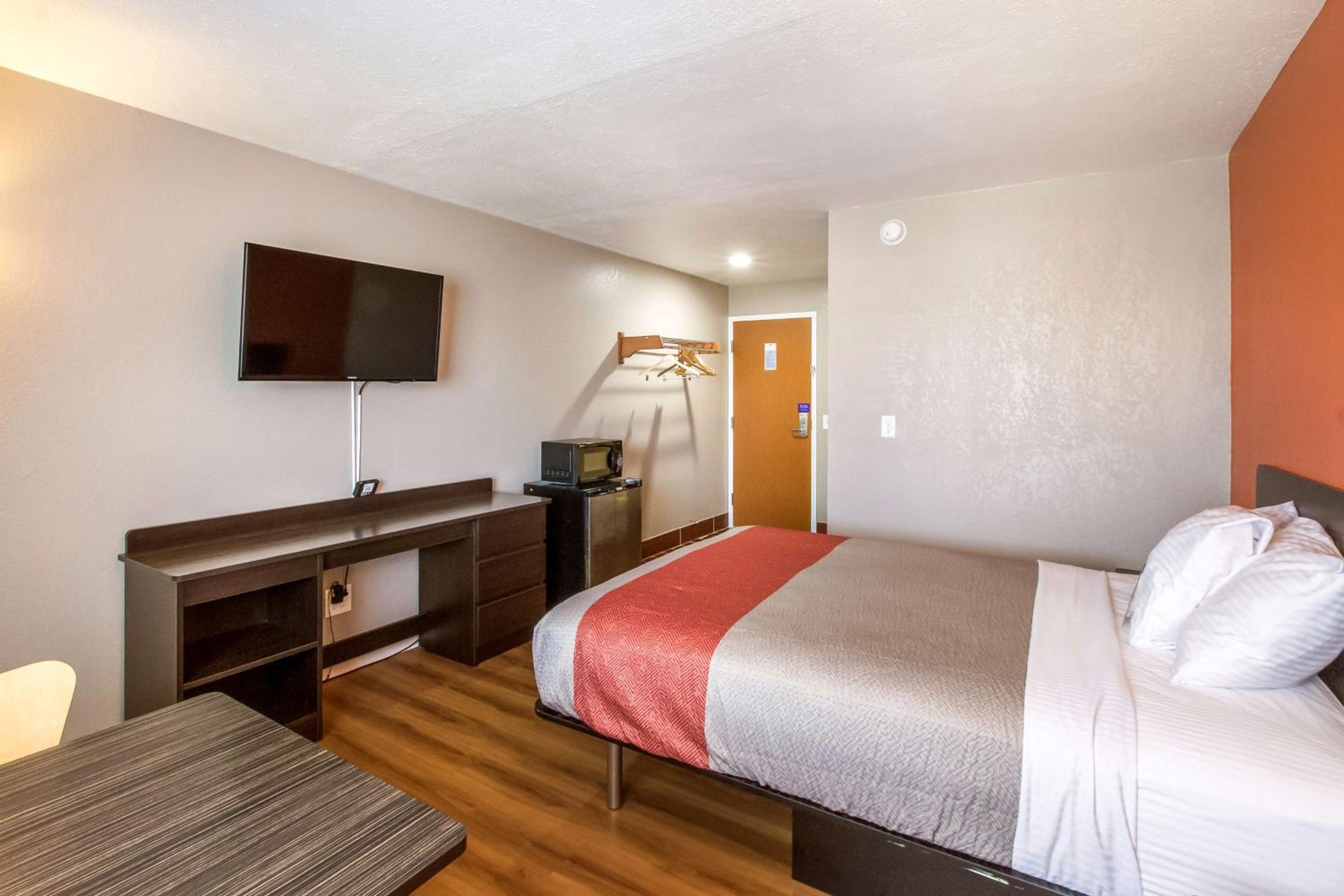 Deluxe Queen Room - Non-Smoking - Photo 1
