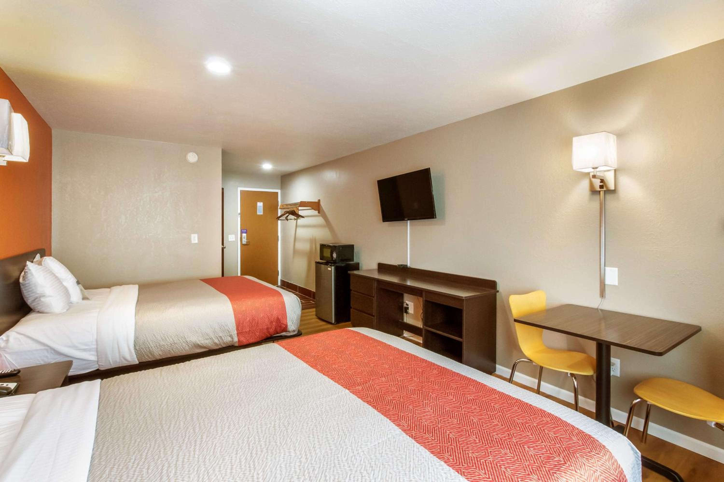 Deluxe Queen Room with Two Queen Beds - Non-Smoking - Photo 1