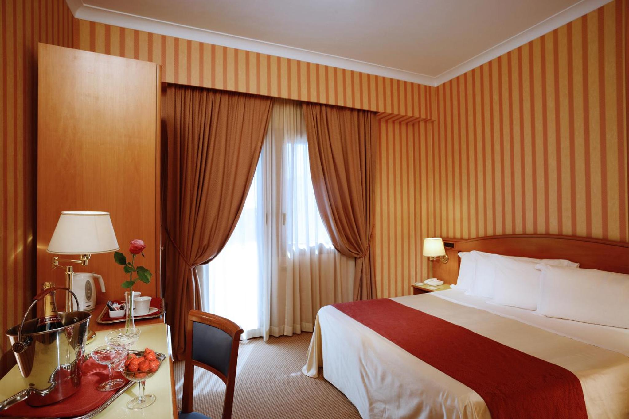 Standard Queen Room - Photo 8