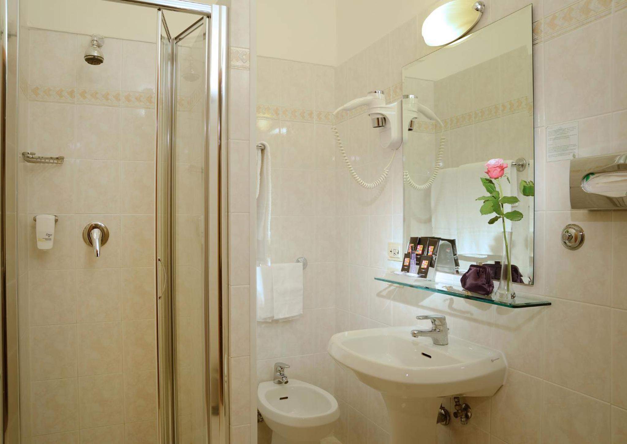 Standard Twin Room - Photo 5