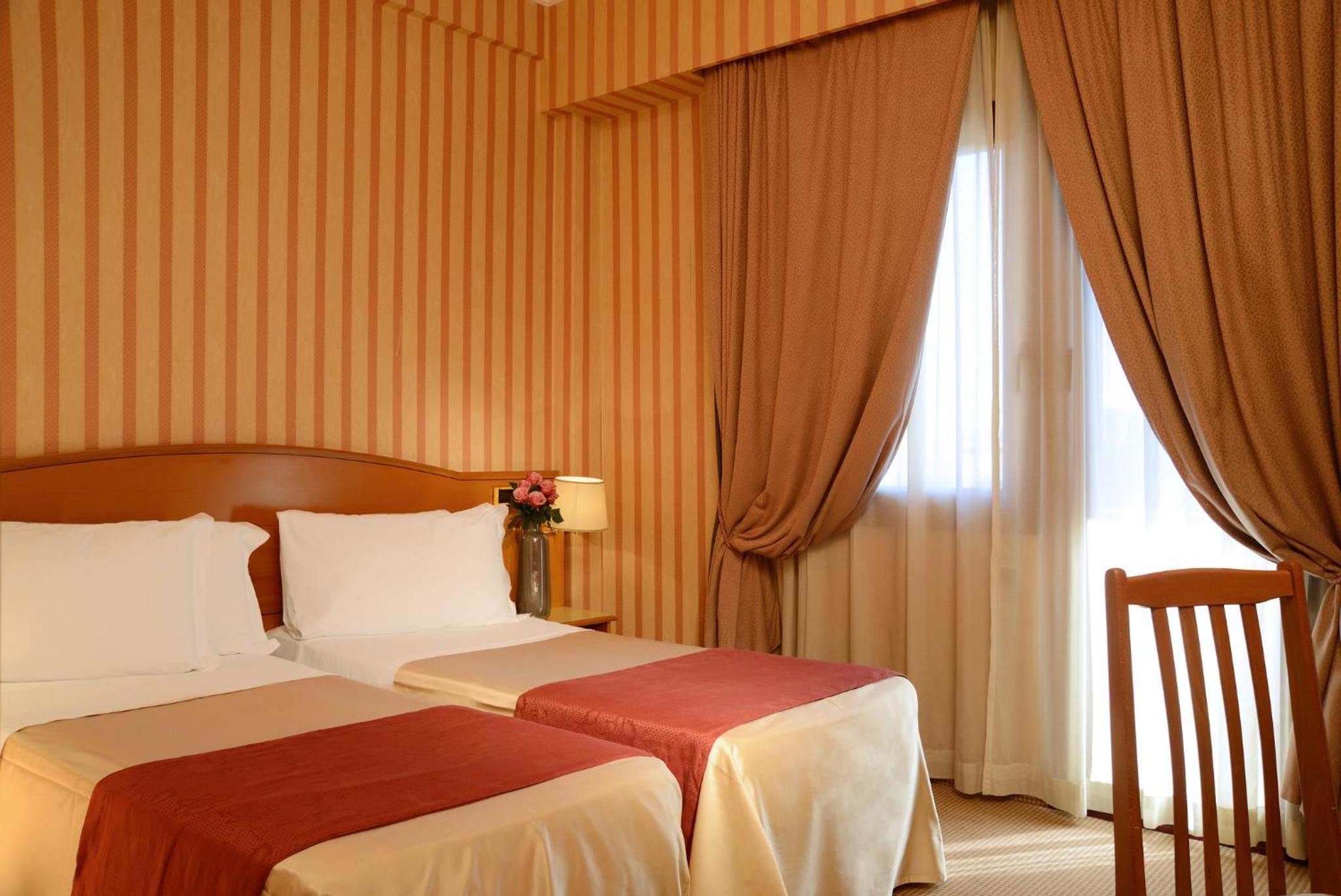 Standard Twin Room - Photo 3