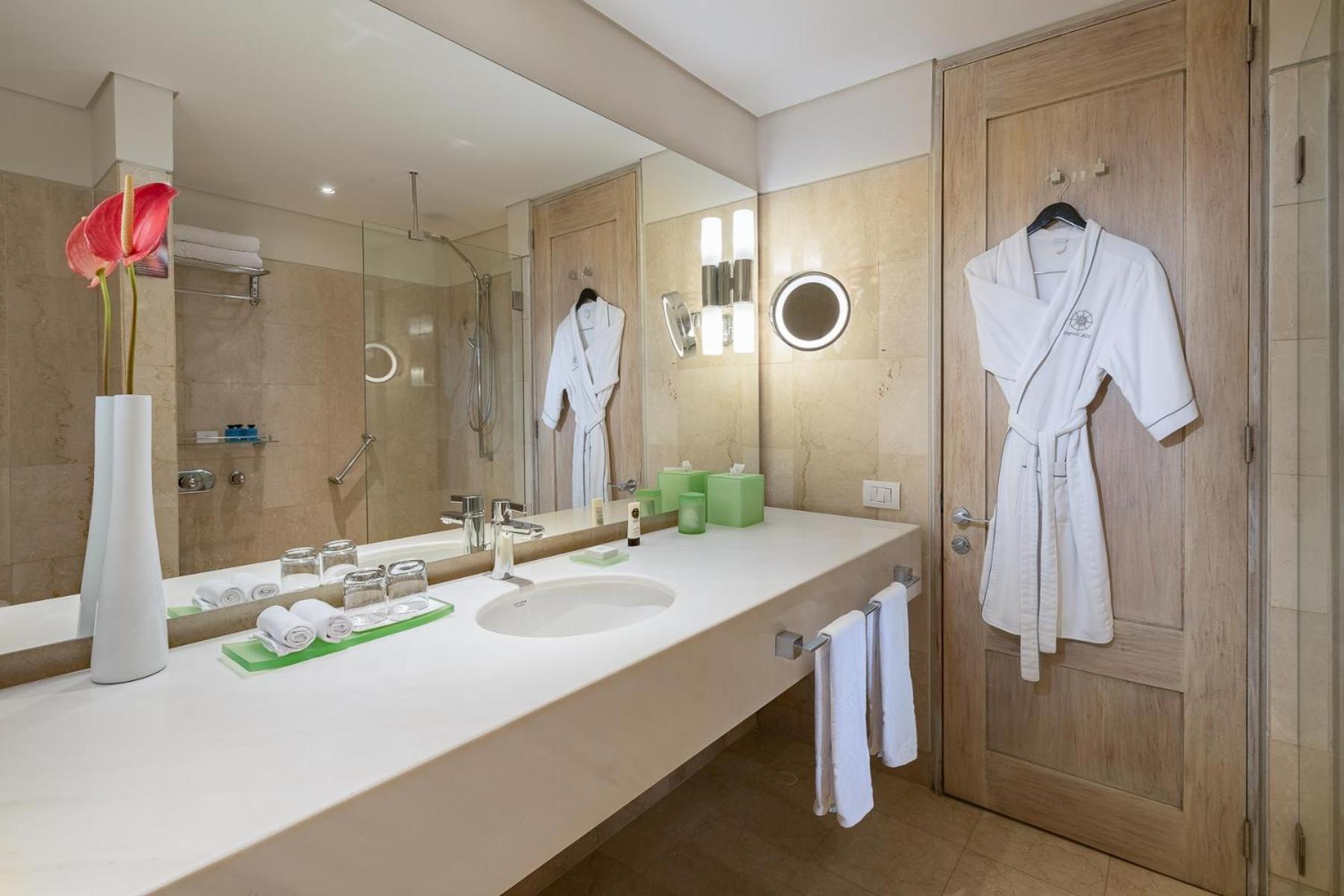 Superior King Room with Balcony or Terrace - Garden View - Photo 6