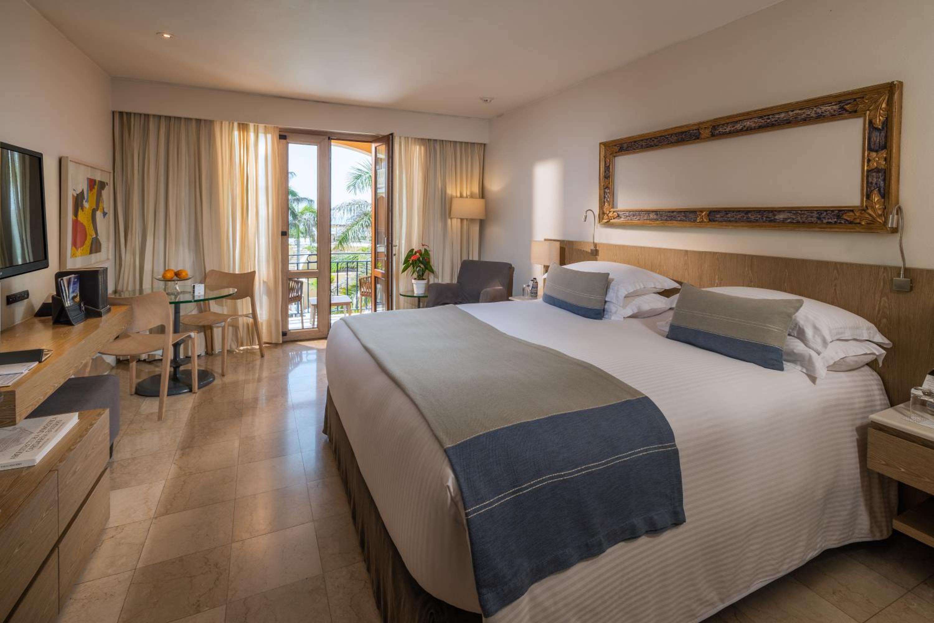 Superior King Room with Balcony or Terrace - Garden View - Photo 2