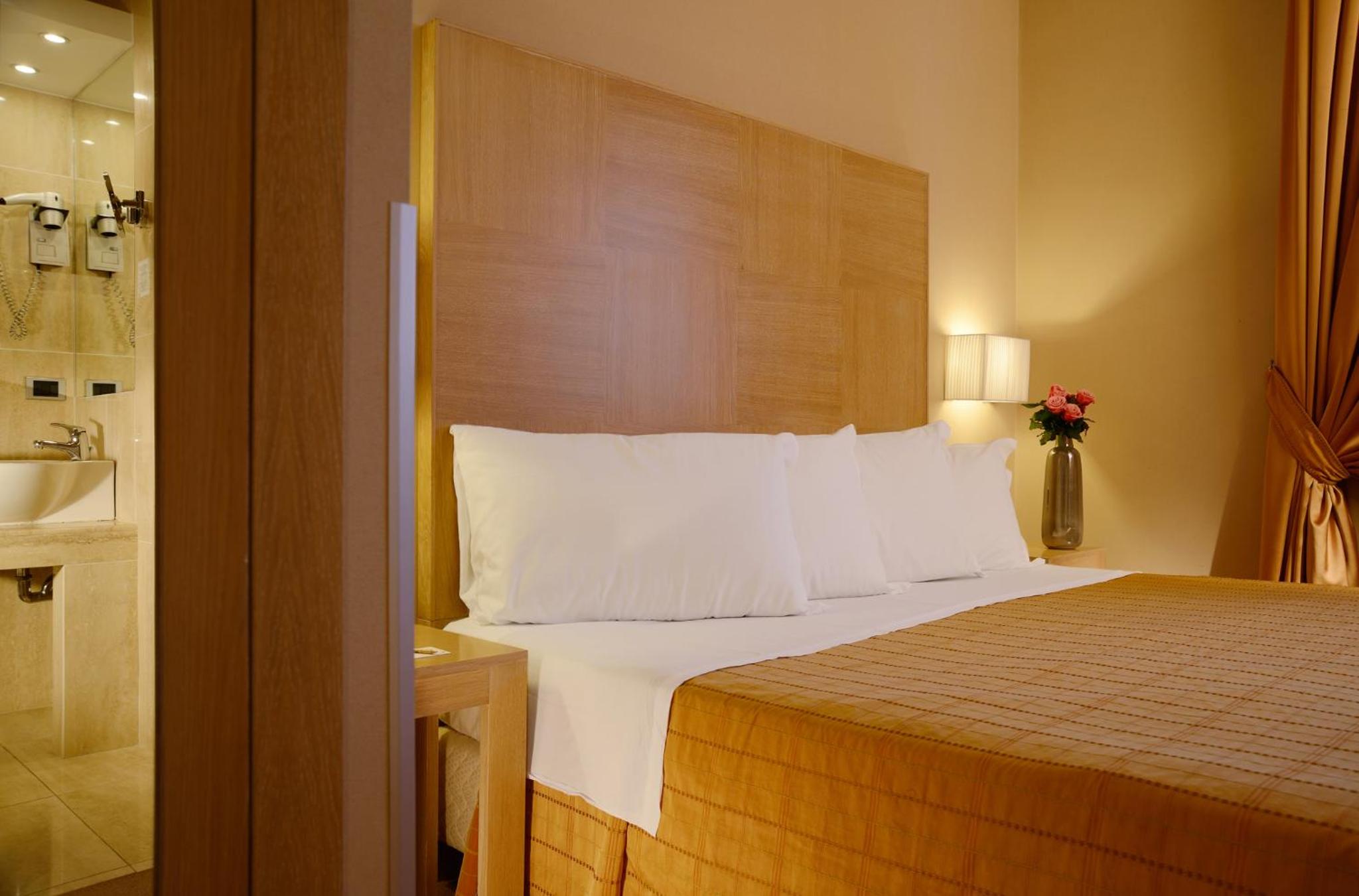 Standard Queen Room - Photo 7