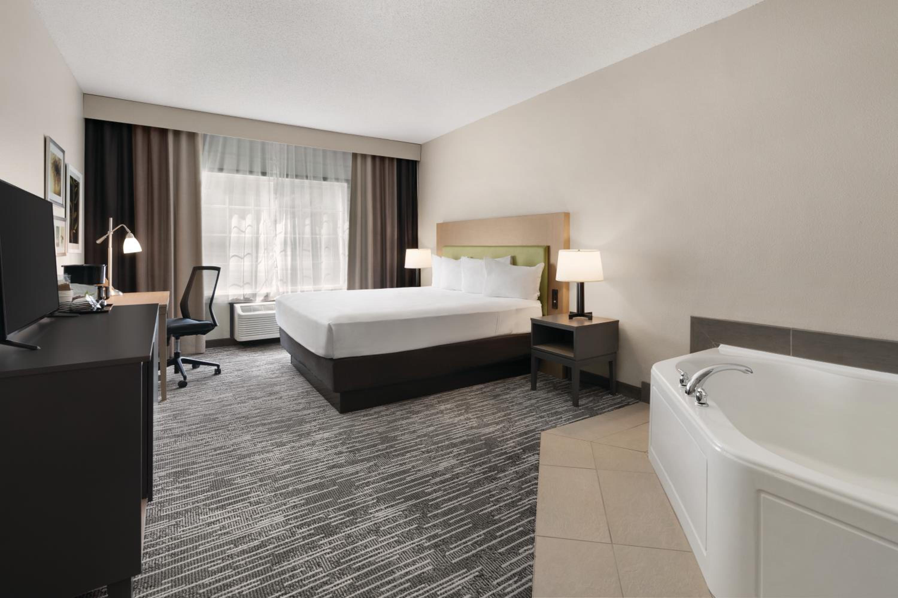 King Suite with Whirlpool - Non-Smoking