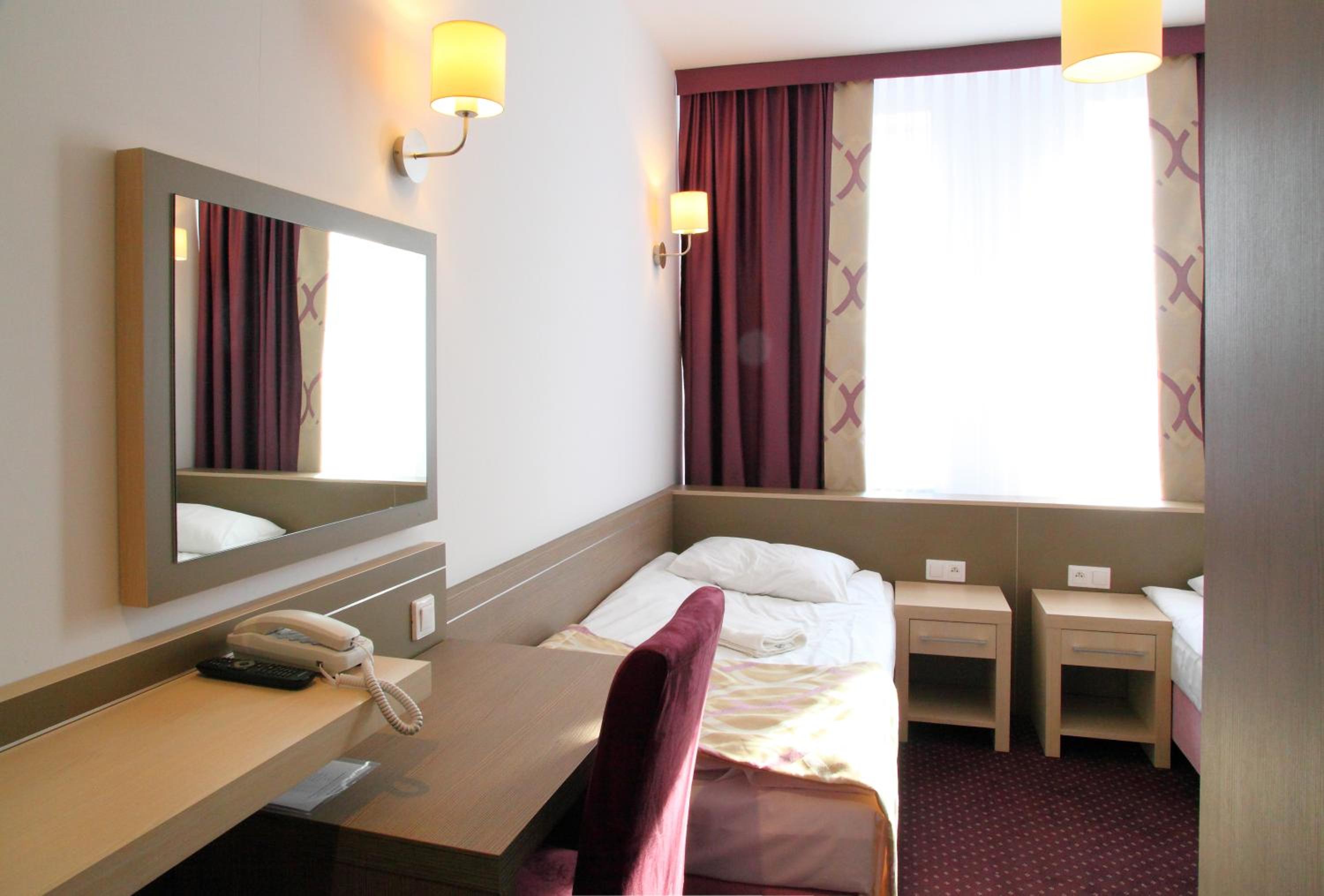 Twin Room - Photo 9