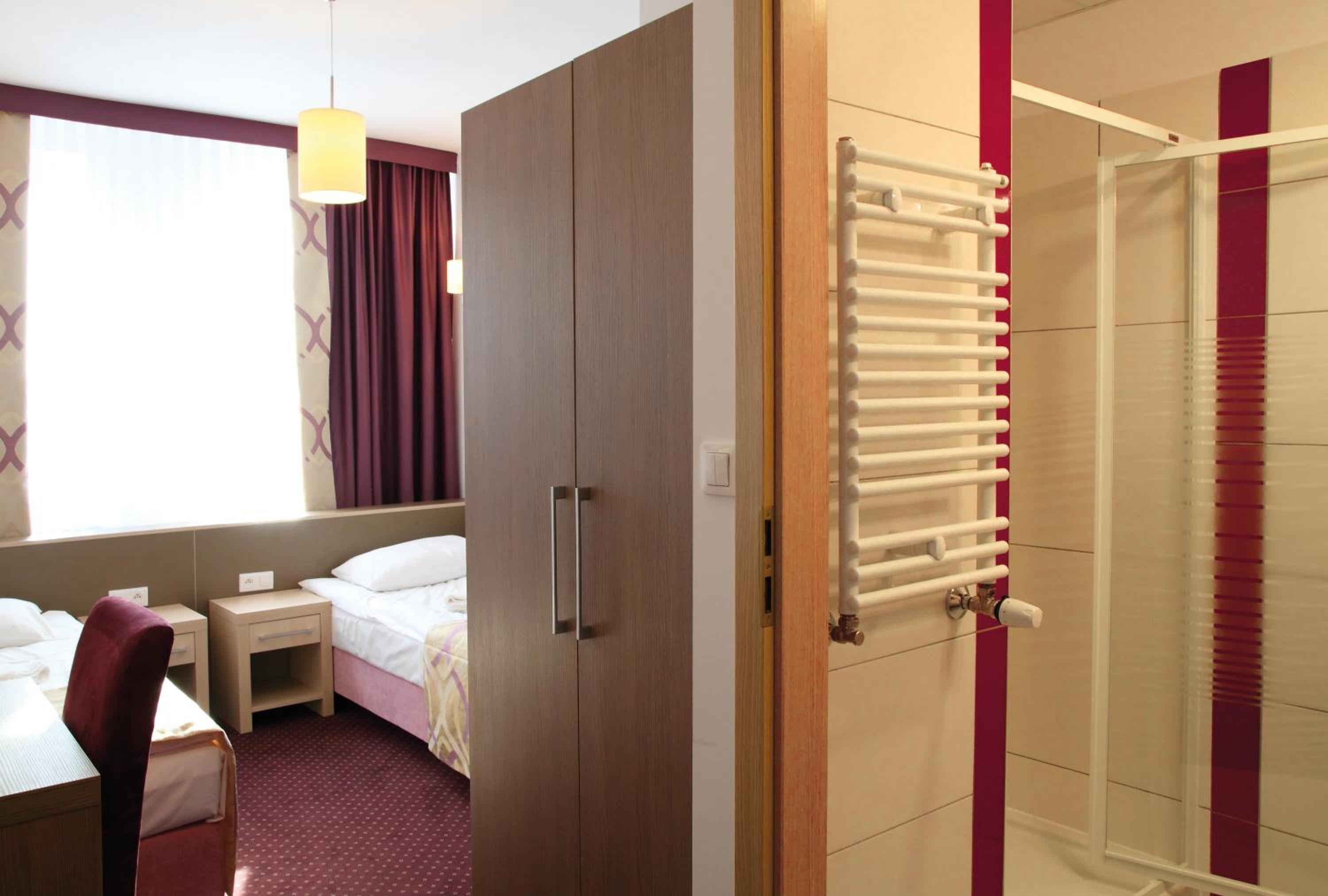 Twin Room - Photo 10