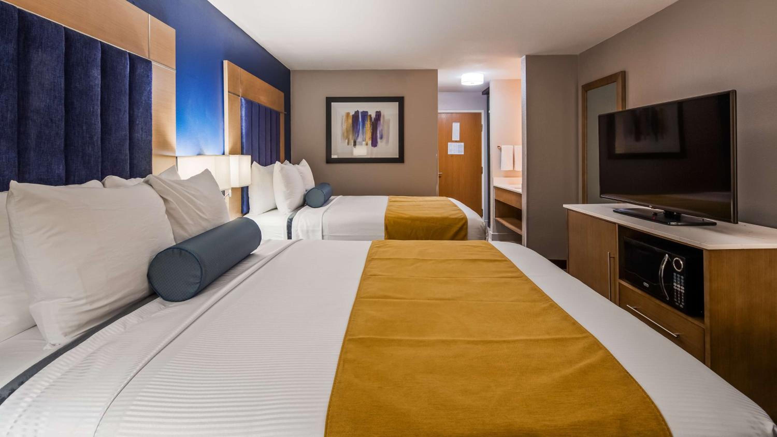 Queen Room with Two Queen Beds - Non-Smoking - Photo 2