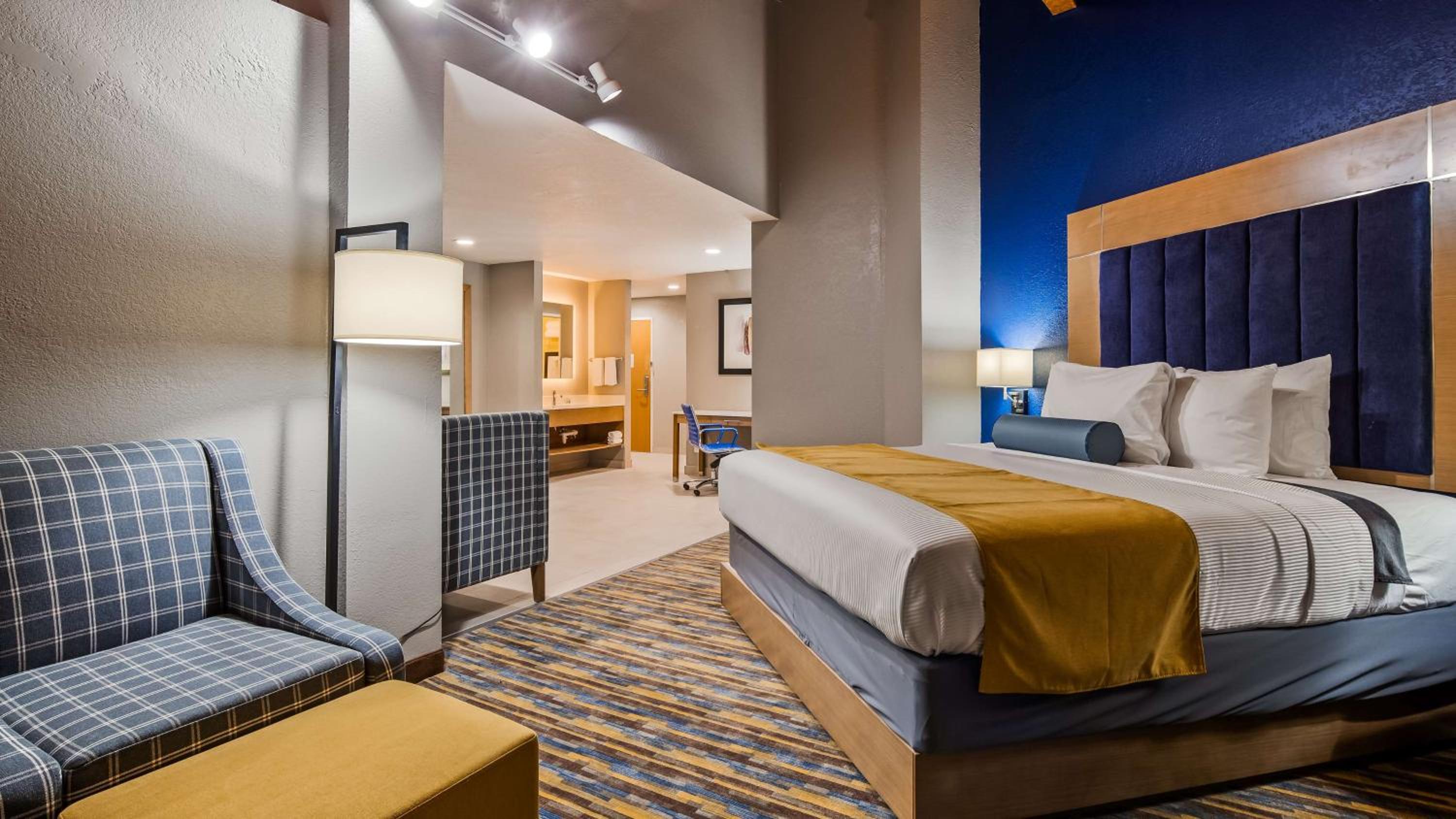 King Suite with Pool View - Photo 3