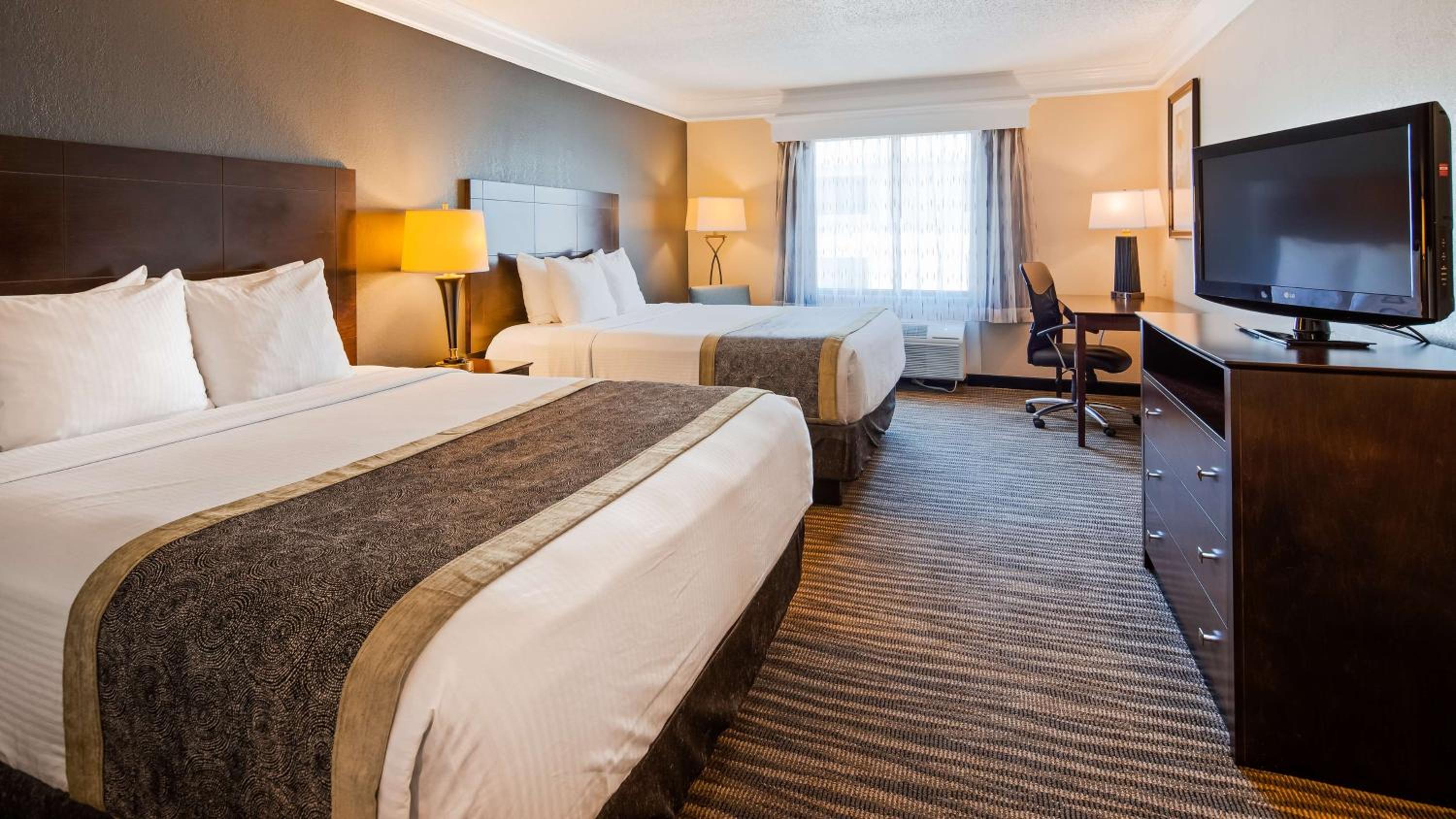 Queen Room with Two Queen Beds - Non-Smoking - Photo 1