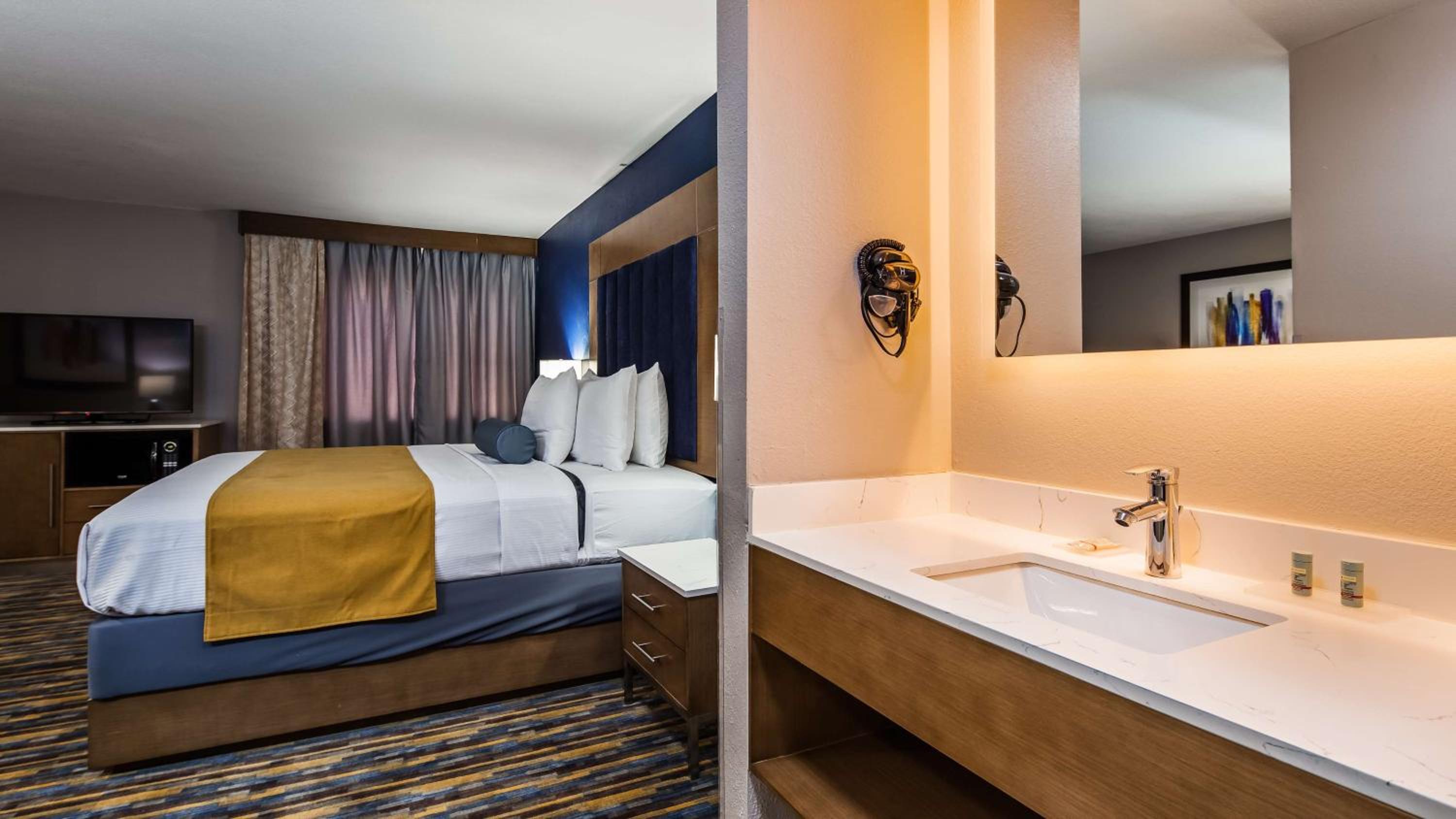 Queen Room with Bath Tub - Disability Access - Photo 3