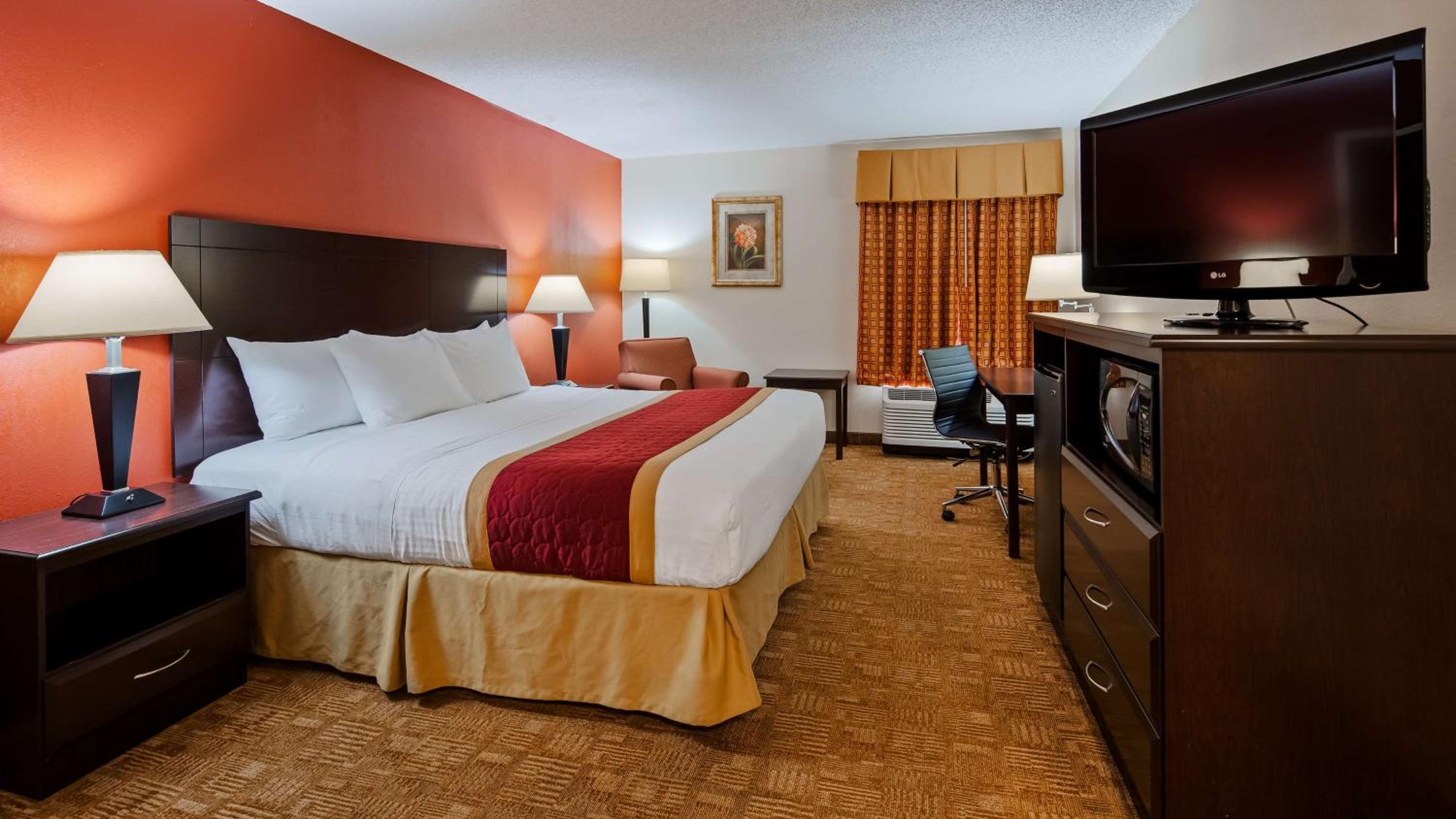 Deluxe King Suite - Non-Smoking - Photo 1