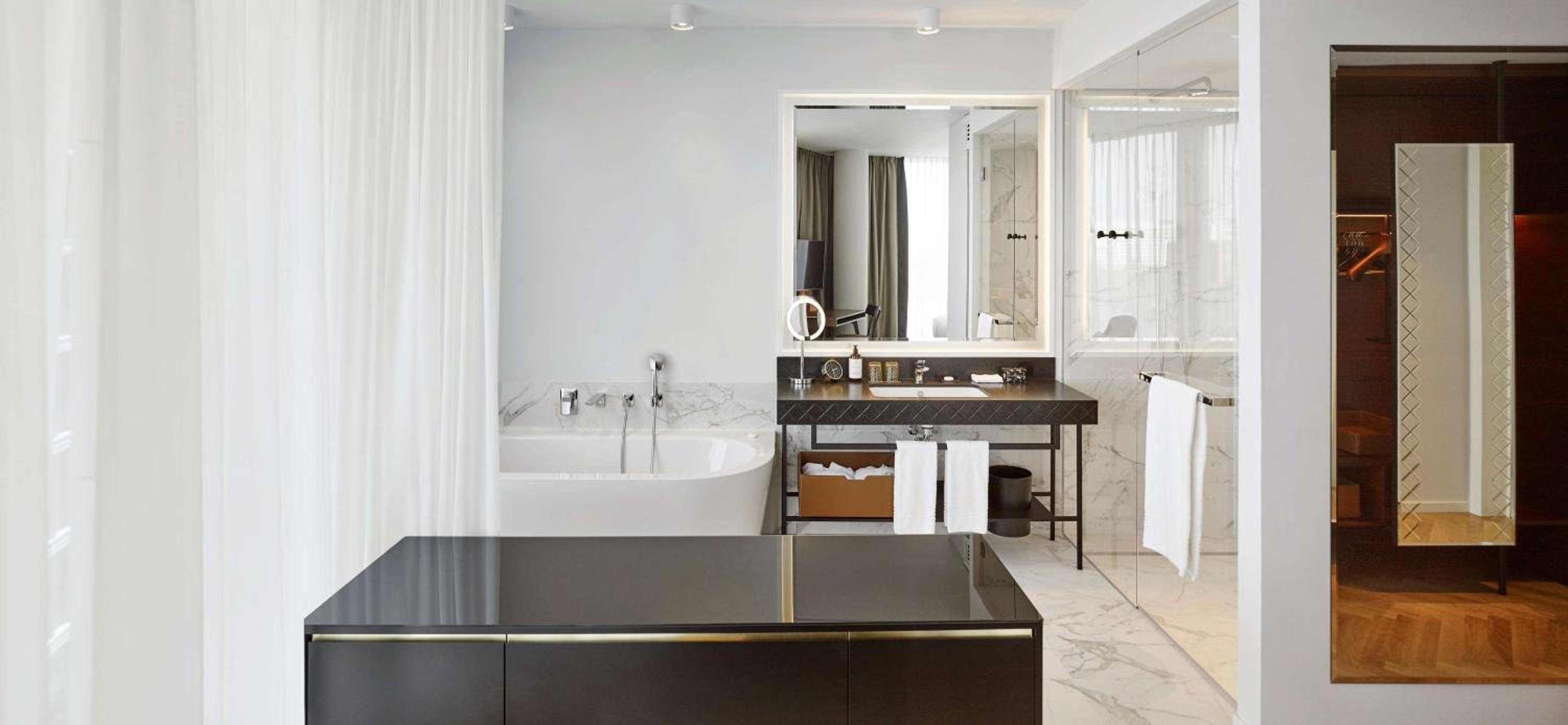 Deluxe King Room - Photo 3