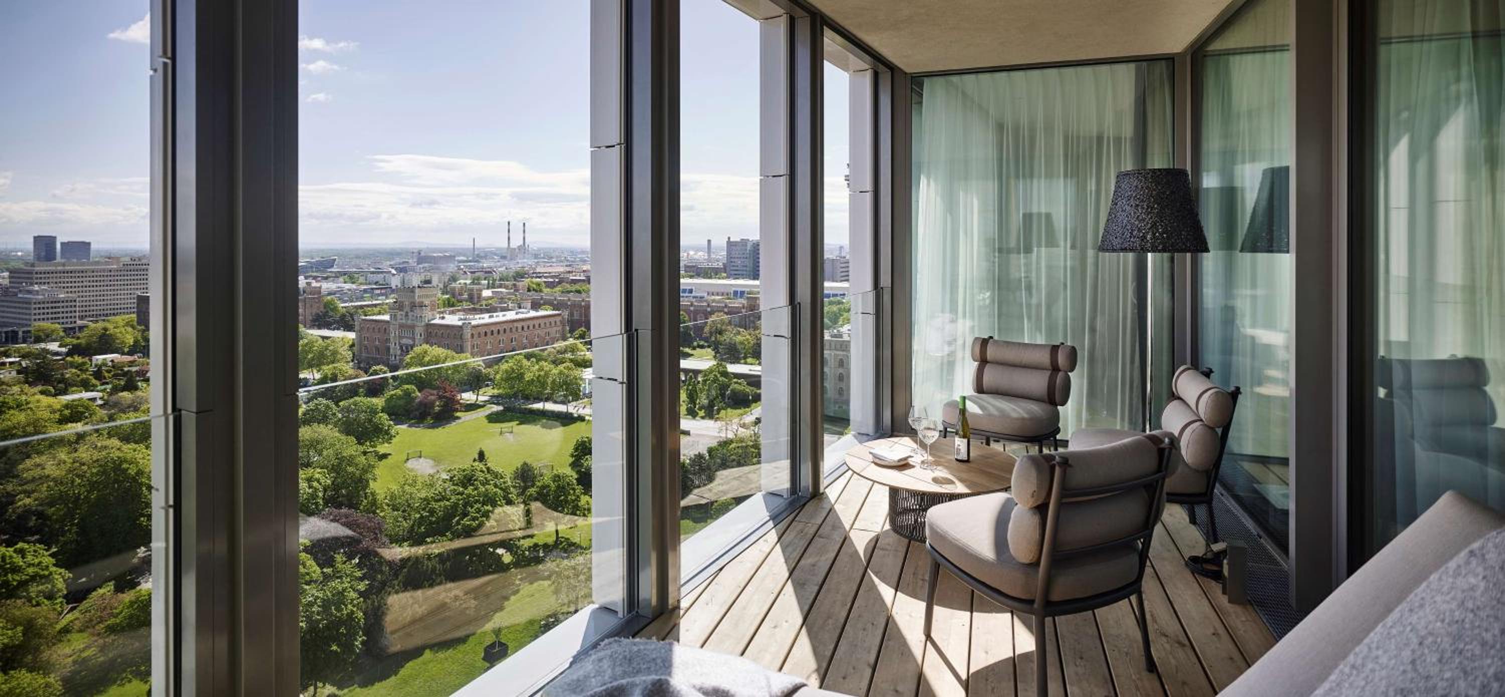 Penthouse King Suite with Skyline View and Loggia - Photo 4