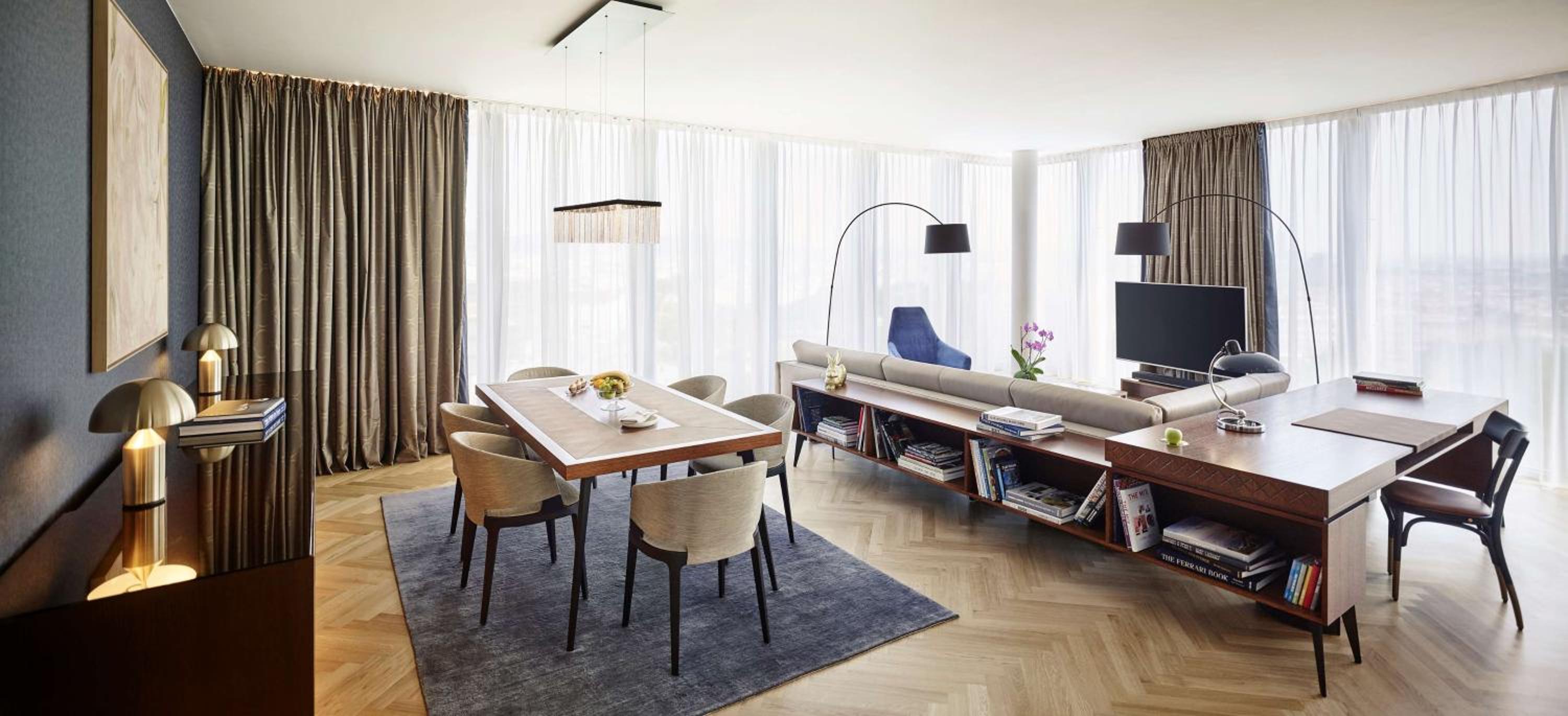 Premium King Suite with Skyline View - Photo 5
