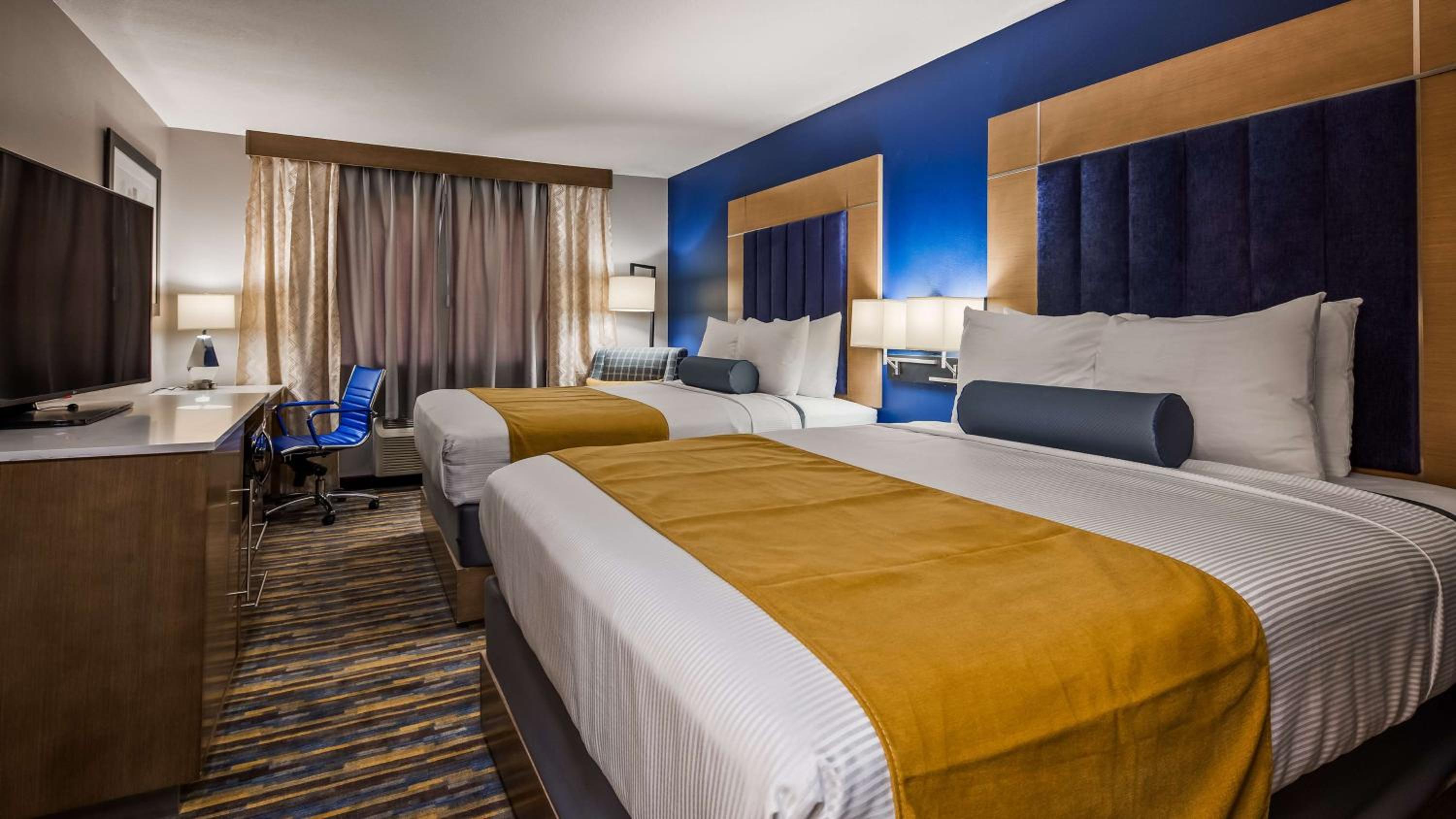 Queen Room with Two Queen Beds - Non-Smoking - Photo 1